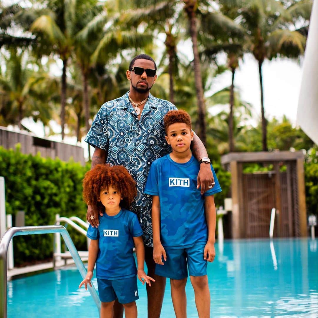 のインスタグラム：「Fatherhood doesn’t come with an Instructions Manual, & many don’t have a male role model to learn from. Your parenting journey thus far hasn’t been perfect or what you anticipated.. you may not have done everything you wanted to do or needed to do... there’s many days you won’t get any credit & wanna give up.. times you’ll have to take on the responsibility other dads gave up on... and worse, sometimes people and even your own kids won’t appreciate all you do.. but stick in there Father’s of the World. You’re doing a great job. Balancing being a Dad, having a career, inner struggles, family problems, trust issues, friendship battles & so much more. Father’s I commend you & appreciate you. Happy Fathers Day to you all 🖤. Salute @casanova_2x for this inspiration. 💯 @mrjonasjackson @iamprincejoso [shot by @evanpierce]  #HappyFathersDay  #TrueKingsRaiseNewKings」