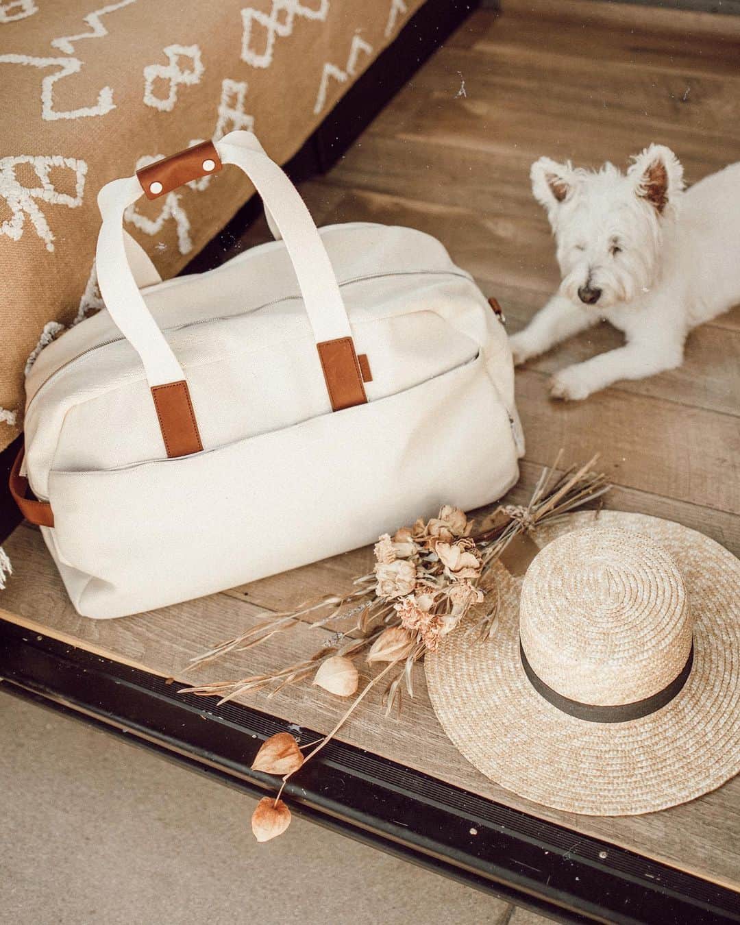 W E Y L I Eさんのインスタグラム写真 - (W E Y L I EInstagram)「The perfect weekender for those quick weekend trips! Before I got this bag, I used a dog backpack to carry my clothes 😂 I’ve been looking around for a weekender tote for a while now and I really like this one from @away! I love the natural canvas feel and the shoulder strap. It’s big enough to fit my camera, laptop, chargers, makeup bag and clothes for a quick getaway. Lots of compartments inside as well to stay organized. Watch my stories to see the inside! #travelaway #sponsored」6月17日 5時05分 - weylie