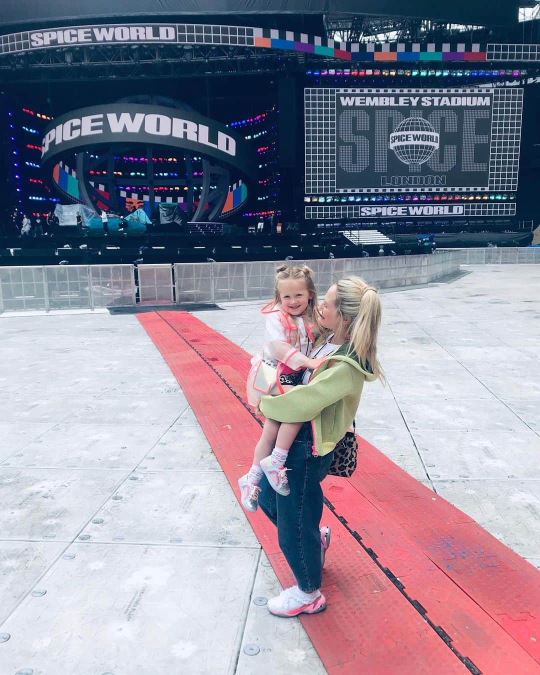 SOPHIA WEBSTERさんのインスタグラム写真 - (SOPHIA WEBSTERInstagram)「BEST.. DAY.. EVER‼️✌🏼🇬🇧⚽️🐆🎀 Thank you @spicegirls for an unforgettable day & some magical memories with my lil’ Spice Baby ❤️ Luckily Bibi did most of the talking as I was completely starstruck .. 🤩🤩🤩😭😭😭 It was a DREAM come true to work on the shoes for the tour and even more special to see them live in action- what a show! 🙌🏼🥳 @emmaleebunton @melaniecmusic @officialmelb @therealgerihalliwell @sladegabriella #rosie 🙌🏼🙌🏼🙌🏼 #spicegirls #spiceworldtour2019 #girlpower #sophiawebsterxspicegirls #London」6月17日 5時00分 - sophiawebster