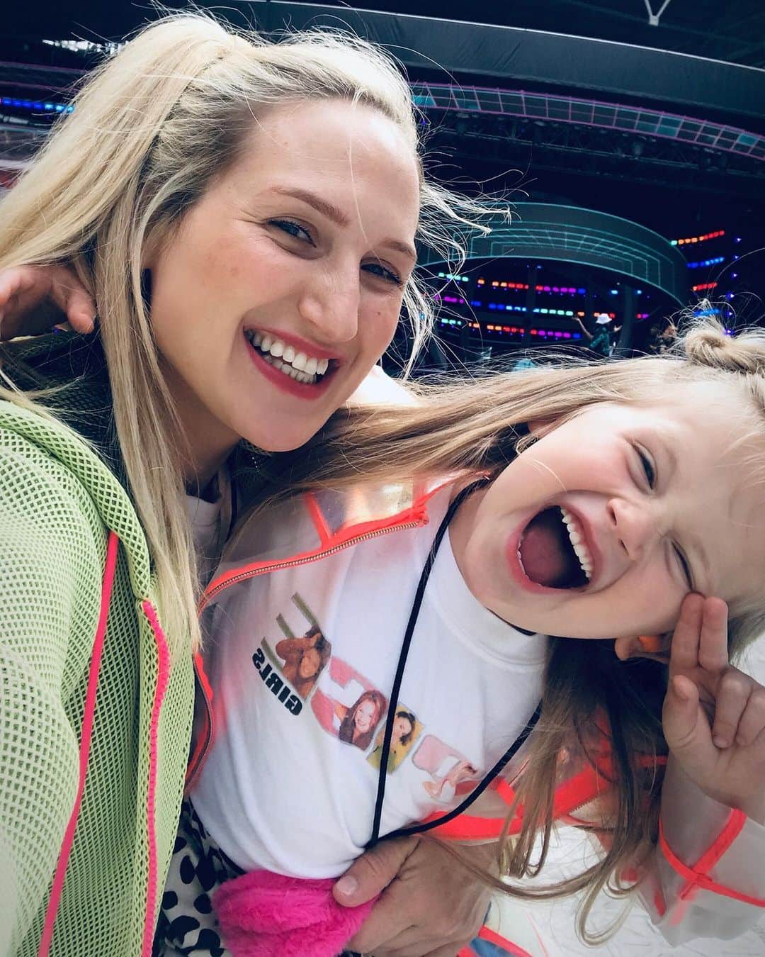 SOPHIA WEBSTERさんのインスタグラム写真 - (SOPHIA WEBSTERInstagram)「BEST.. DAY.. EVER‼️✌🏼🇬🇧⚽️🐆🎀 Thank you @spicegirls for an unforgettable day & some magical memories with my lil’ Spice Baby ❤️ Luckily Bibi did most of the talking as I was completely starstruck .. 🤩🤩🤩😭😭😭 It was a DREAM come true to work on the shoes for the tour and even more special to see them live in action- what a show! 🙌🏼🥳 @emmaleebunton @melaniecmusic @officialmelb @therealgerihalliwell @sladegabriella #rosie 🙌🏼🙌🏼🙌🏼 #spicegirls #spiceworldtour2019 #girlpower #sophiawebsterxspicegirls #London」6月17日 5時00分 - sophiawebster