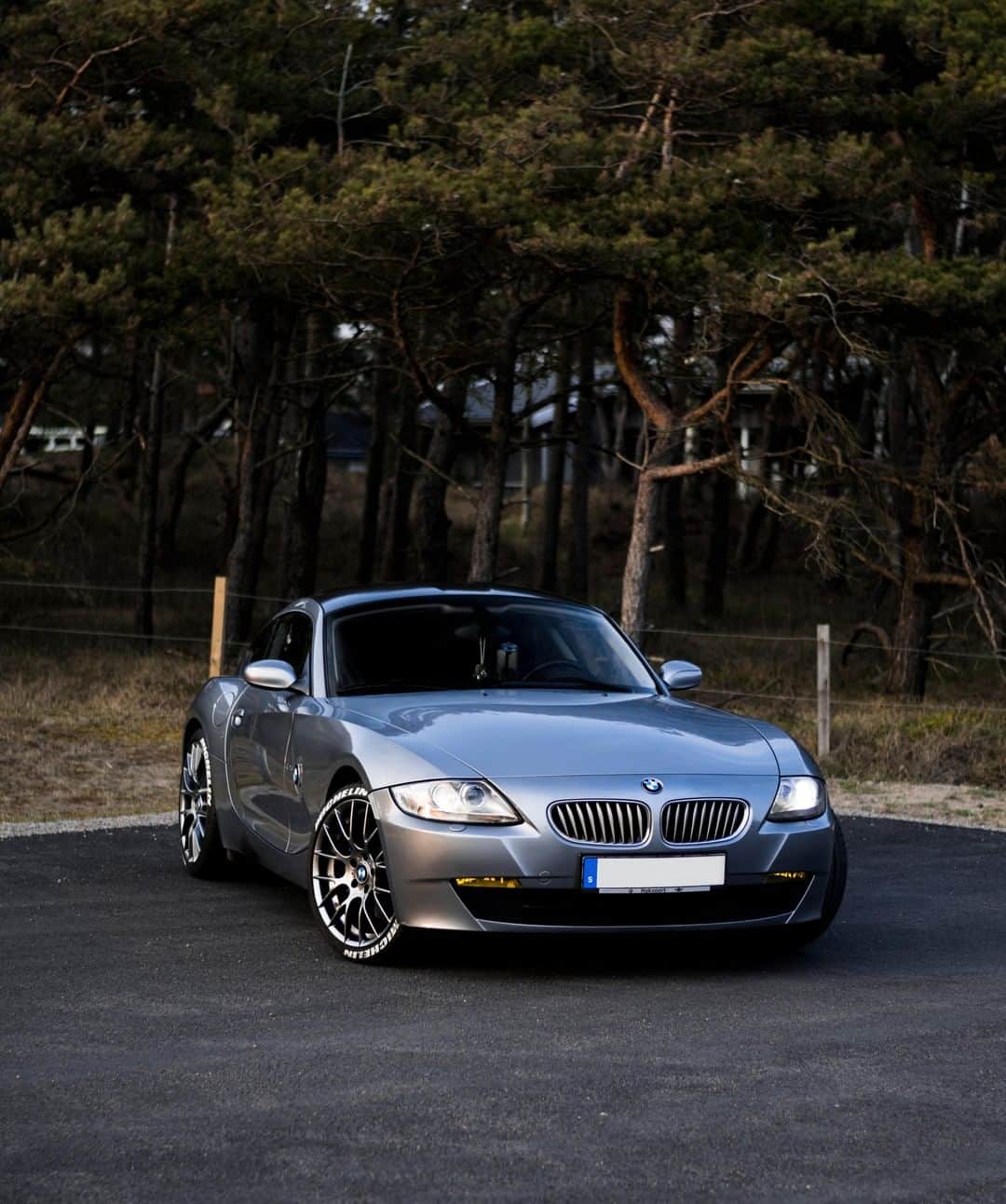 BMWのインスタグラム：「Top tip for a really good night out. The first generation of the BMW Z4. #BMWrepost @adamschkii @automotive___photography #BMW #Z4 #BMWClassic #vintage #throwback #inspiration #life #happiness #goodvibes」