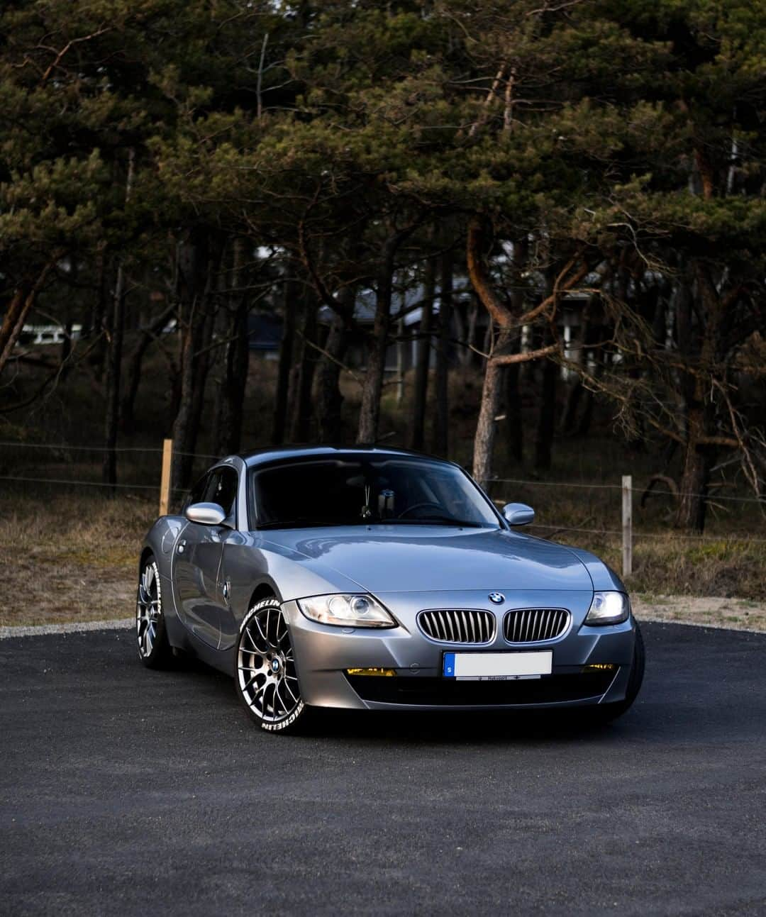 BMWさんのインスタグラム写真 - (BMWInstagram)「Top tip for a really good night out. The first generation of the BMW Z4. #BMWrepost @adamschkii @automotive___photography #BMW #Z4 #BMWClassic #vintage #throwback #inspiration #life #happiness #goodvibes」6月17日 5時00分 - bmw