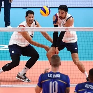 USA Volleyballさんのインスタグラム写真 - (USA VolleyballInstagram)「🎉Whoop Whoop! 🎉 The U.S. Men 🇺🇸 won an exciting match over France 🇫🇷, 23-25, 25-22, 28-26, 27-25 on Sunday at #VNL.  Next stop ✈️ Hoffman Estates, Ill. For matches June 21-23」6月17日 5時11分 - usavolleyball