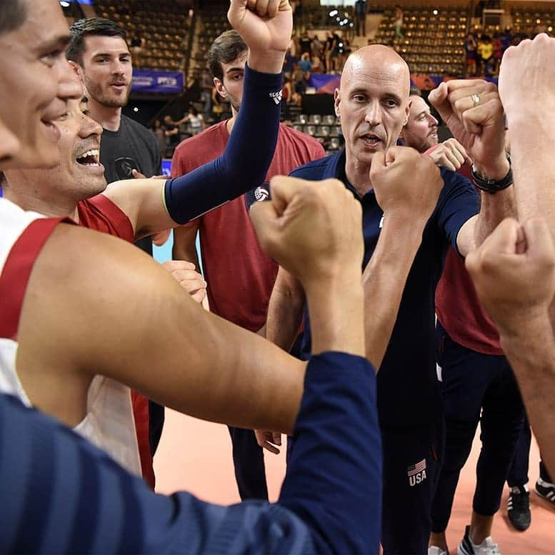 USA Volleyballさんのインスタグラム写真 - (USA VolleyballInstagram)「🎉Whoop Whoop! 🎉 The U.S. Men 🇺🇸 won an exciting match over France 🇫🇷, 23-25, 25-22, 28-26, 27-25 on Sunday at #VNL.  Next stop ✈️ Hoffman Estates, Ill. For matches June 21-23」6月17日 5時11分 - usavolleyball