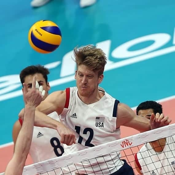 USA Volleyballさんのインスタグラム写真 - (USA VolleyballInstagram)「🎉Whoop Whoop! 🎉 The U.S. Men 🇺🇸 won an exciting match over France 🇫🇷, 23-25, 25-22, 28-26, 27-25 on Sunday at #VNL.  Next stop ✈️ Hoffman Estates, Ill. For matches June 21-23」6月17日 5時11分 - usavolleyball