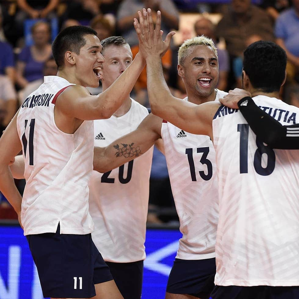 USA Volleyballさんのインスタグラム写真 - (USA VolleyballInstagram)「🎉Whoop Whoop! 🎉 The U.S. Men 🇺🇸 won an exciting match over France 🇫🇷, 23-25, 25-22, 28-26, 27-25 on Sunday at #VNL.  Next stop ✈️ Hoffman Estates, Ill. For matches June 21-23」6月17日 5時11分 - usavolleyball