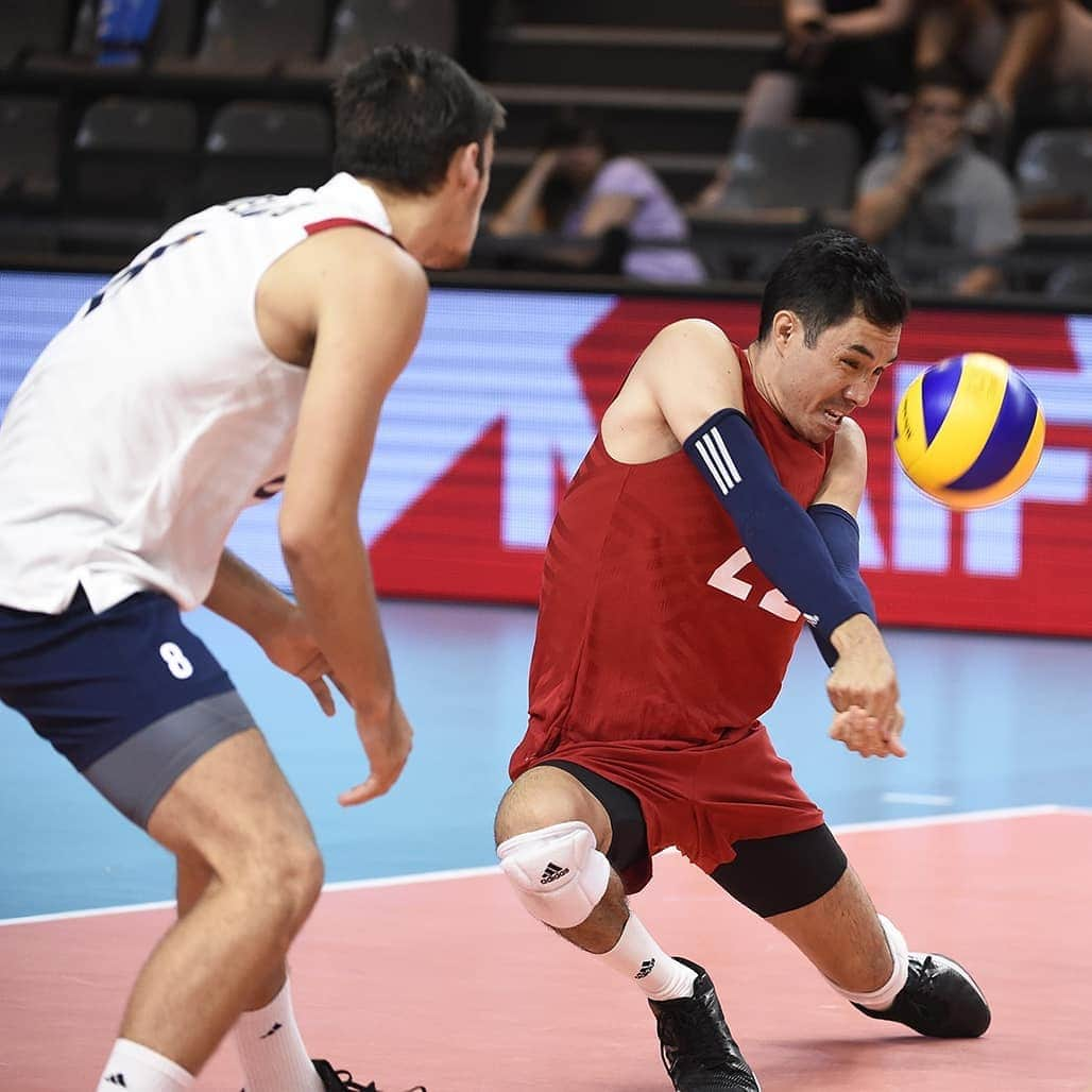 USA Volleyballさんのインスタグラム写真 - (USA VolleyballInstagram)「🎉Whoop Whoop! 🎉 The U.S. Men 🇺🇸 won an exciting match over France 🇫🇷, 23-25, 25-22, 28-26, 27-25 on Sunday at #VNL.  Next stop ✈️ Hoffman Estates, Ill. For matches June 21-23」6月17日 5時11分 - usavolleyball