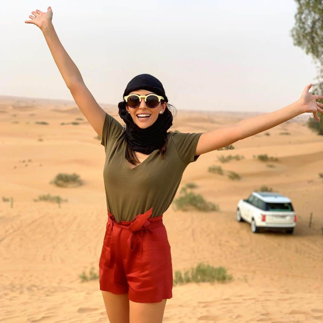 カロリーネ・セリコさんのインスタグラム写真 - (カロリーネ・セリコInstagram)「DUBAI 🇦🇪 Chegamos, em grande estilo! 👳‍♀️ Nosso primeiro dia foi uma experiência incrível no deserto (verão de 38 graus🔥) com direito a passeio nas dunas (de carro com ar condicionado❄️), show de falcão 🦅, passeio de camelo🐪 e jantar no meio do deserto🏜! Tudo com a impecável @platinumheritage por @highclasstravelexperiences 😍 #desertsafari #platinumheritage」6月17日 5時12分 - cacelico