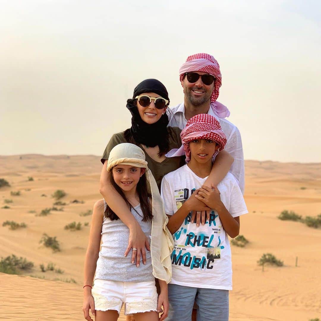 カロリーネ・セリコさんのインスタグラム写真 - (カロリーネ・セリコInstagram)「DUBAI 🇦🇪 Chegamos, em grande estilo! 👳‍♀️ Nosso primeiro dia foi uma experiência incrível no deserto (verão de 38 graus🔥) com direito a passeio nas dunas (de carro com ar condicionado❄️), show de falcão 🦅, passeio de camelo🐪 e jantar no meio do deserto🏜! Tudo com a impecável @platinumheritage por @highclasstravelexperiences 😍 #desertsafari #platinumheritage」6月17日 5時12分 - cacelico