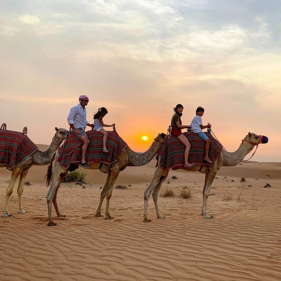 カロリーネ・セリコさんのインスタグラム写真 - (カロリーネ・セリコInstagram)「DUBAI 🇦🇪 Chegamos, em grande estilo! 👳‍♀️ Nosso primeiro dia foi uma experiência incrível no deserto (verão de 38 graus🔥) com direito a passeio nas dunas (de carro com ar condicionado❄️), show de falcão 🦅, passeio de camelo🐪 e jantar no meio do deserto🏜! Tudo com a impecável @platinumheritage por @highclasstravelexperiences 😍 #desertsafari #platinumheritage」6月17日 5時12分 - cacelico