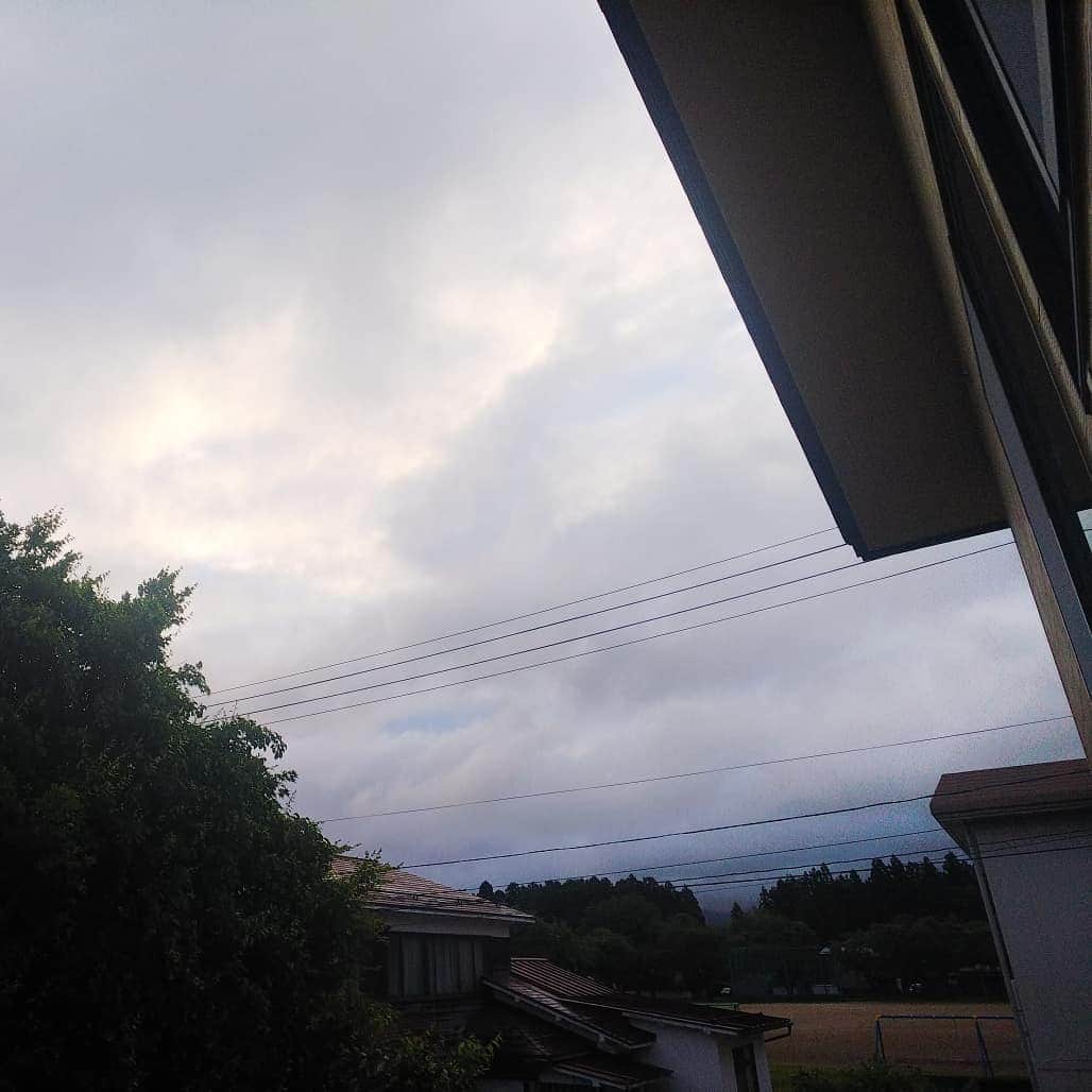 みながわゆみさんのインスタグラム写真 - (みながわゆみInstagram)「#おはようございます #今日も素敵な一日を #頑張ろう #イマソラ #青空 #くも #風があります #朝焼けの空 #曇り空」6月17日 5時16分 - nama.09.19