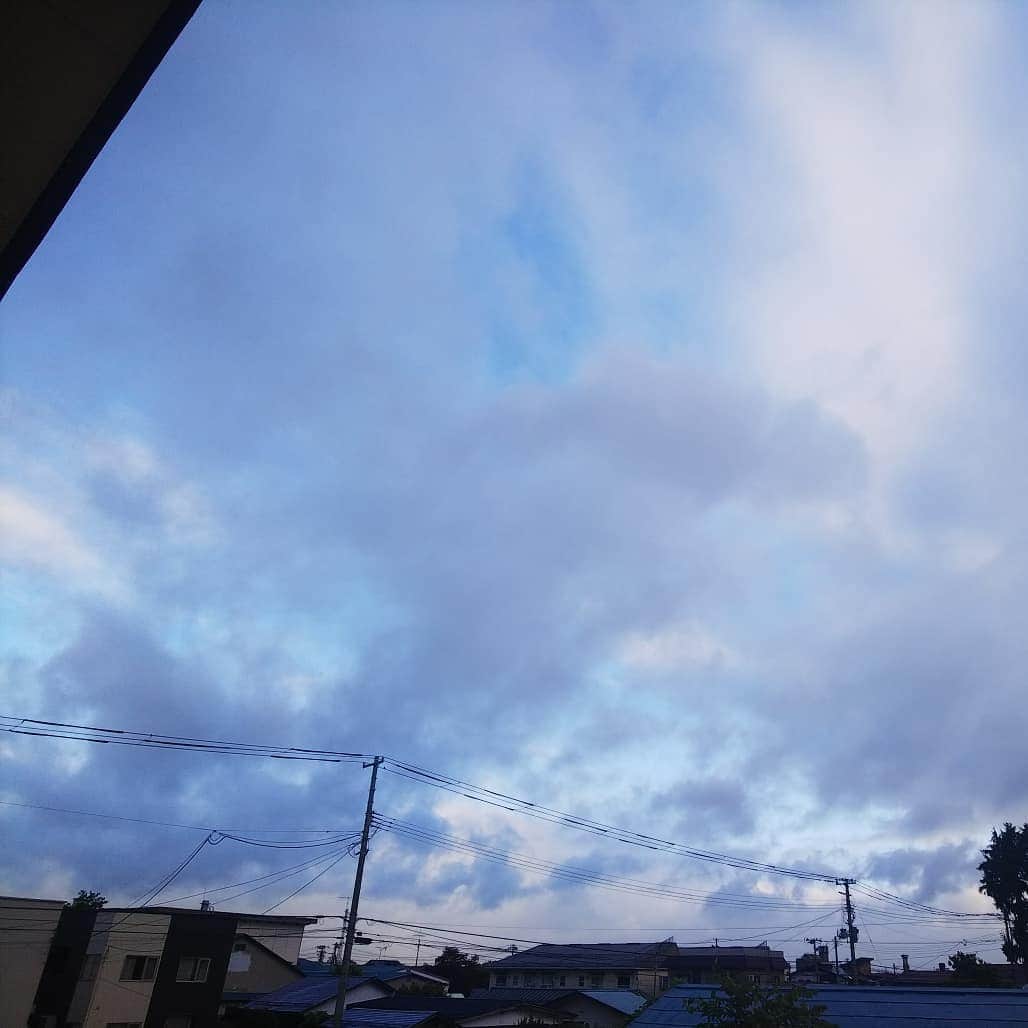 みながわゆみさんのインスタグラム写真 - (みながわゆみInstagram)「#おはようございます #今日も素敵な一日を #頑張ろう #イマソラ #青空 #くも #風があります #朝焼けの空 #曇り空」6月17日 5時16分 - nama.09.19