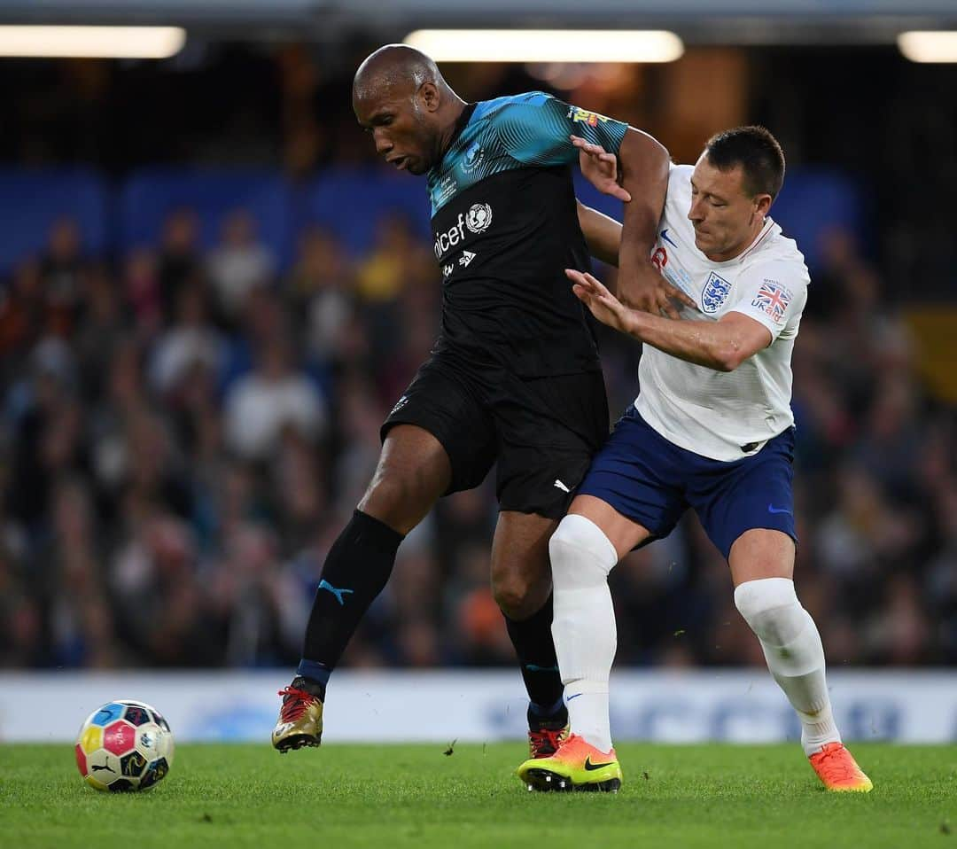 チェルシーFCさんのインスタグラム写真 - (チェルシーFCInstagram)「@DidierDrogba v @JohnTerry.26! 💪 #SoccerAid #CFC #Chelsea」6月17日 5時31分 - chelseafc