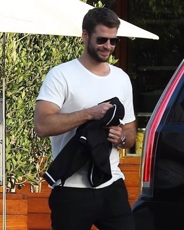 Just Jaredさんのインスタグラム写真 - (Just JaredInstagram)「@liamhemsworth lets out a grin while leaving lunch in Malibu! #LiamHemsworth Photo: BackGrid」6月17日 5時37分 - justjared