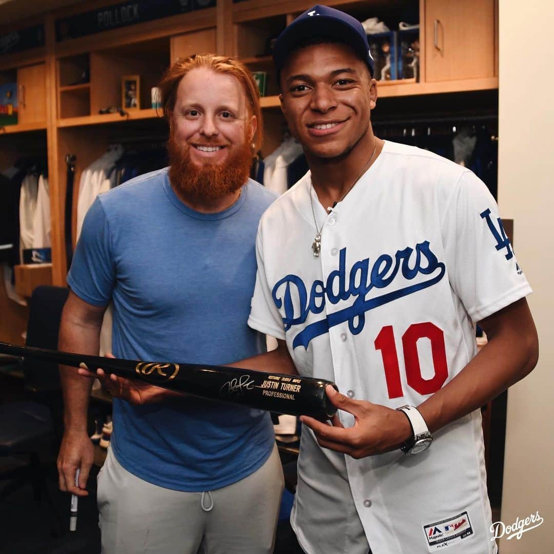 Los Angeles Dodgersさんのインスタグラム写真 - (Los Angeles DodgersInstagram)「First time in LA? @k.mbappe had to stop by Dodger Stadium.」6月17日 5時37分 - dodgers