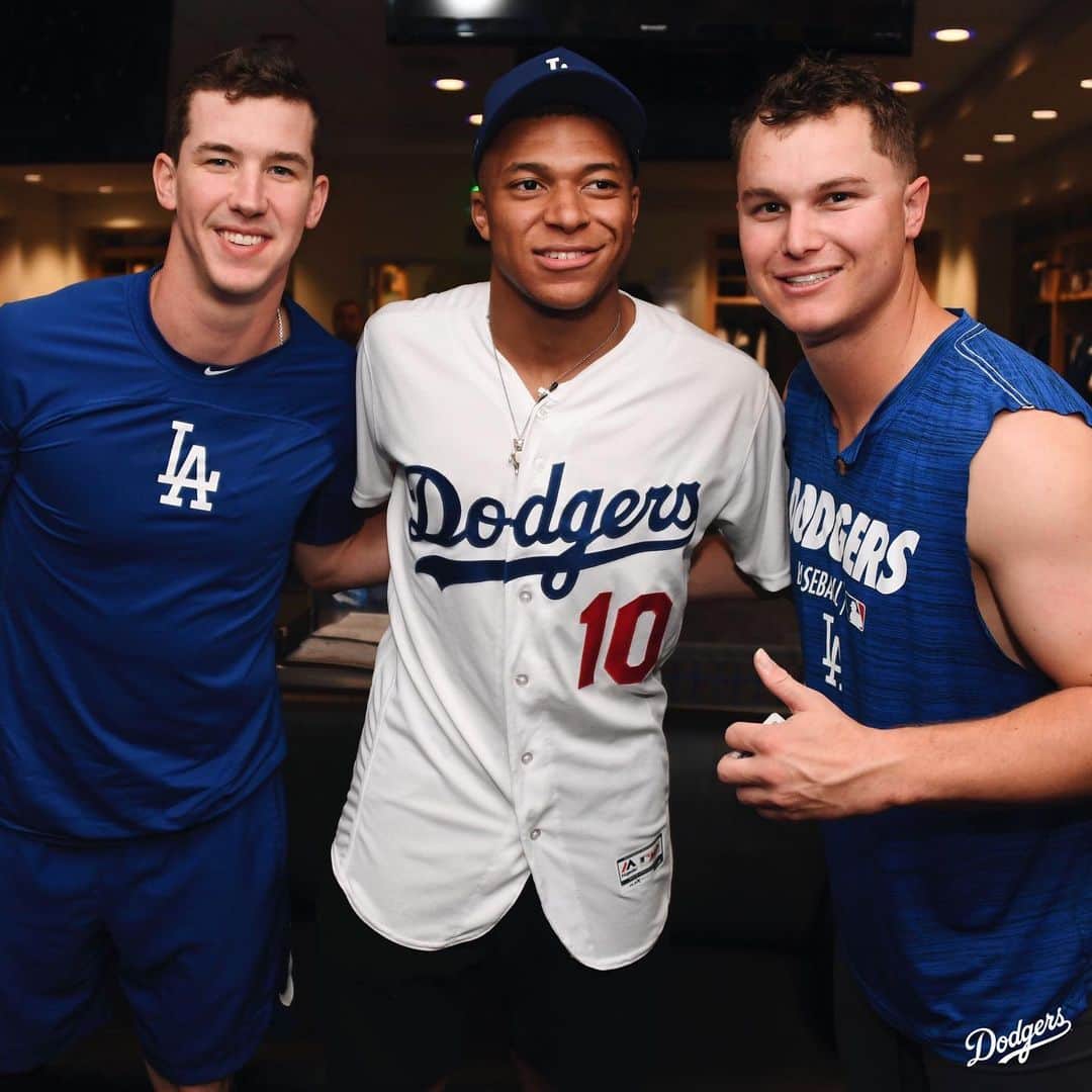 Los Angeles Dodgersさんのインスタグラム写真 - (Los Angeles DodgersInstagram)「First time in LA? @k.mbappe had to stop by Dodger Stadium.」6月17日 5時37分 - dodgers