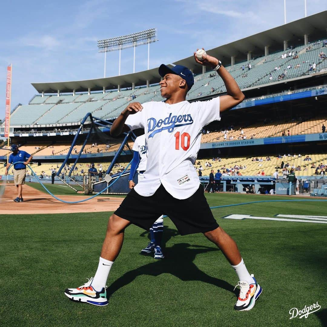 Los Angeles Dodgersさんのインスタグラム写真 - (Los Angeles DodgersInstagram)「First time in LA? @k.mbappe had to stop by Dodger Stadium.」6月17日 5時37分 - dodgers