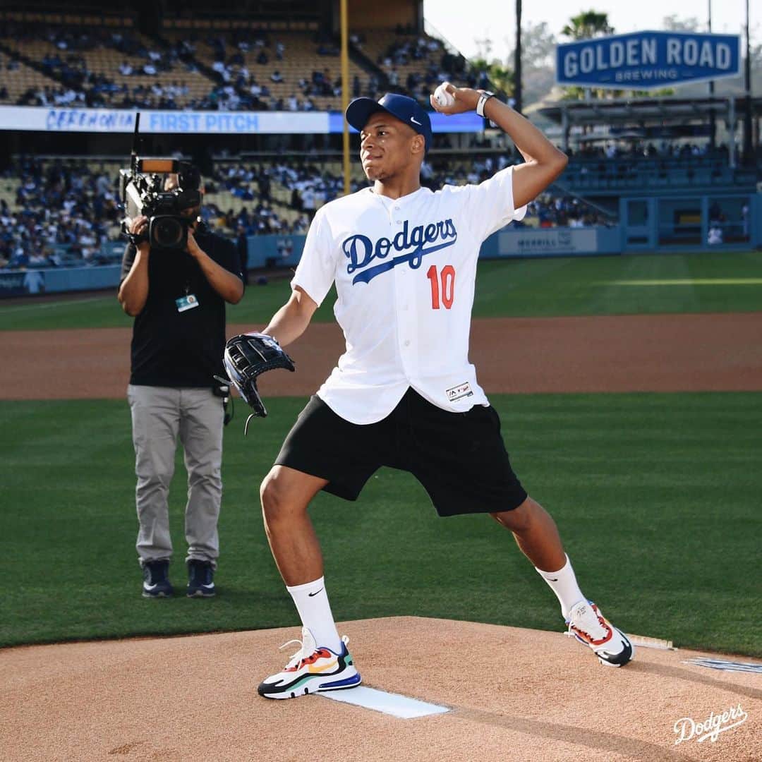 Los Angeles Dodgersさんのインスタグラム写真 - (Los Angeles DodgersInstagram)「First time in LA? @k.mbappe had to stop by Dodger Stadium.」6月17日 5時37分 - dodgers