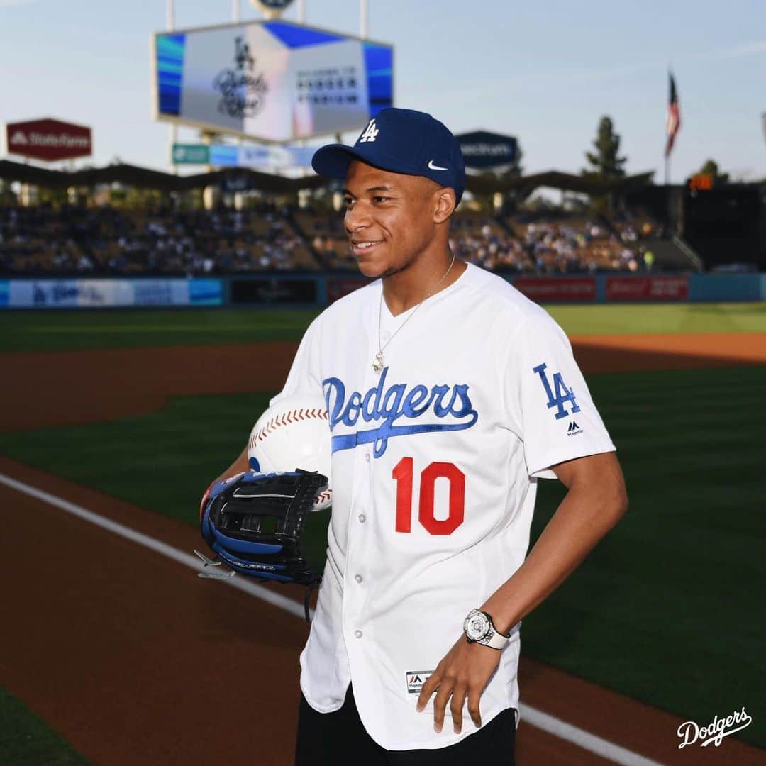 Los Angeles Dodgersさんのインスタグラム写真 - (Los Angeles DodgersInstagram)「First time in LA? @k.mbappe had to stop by Dodger Stadium.」6月17日 5時37分 - dodgers