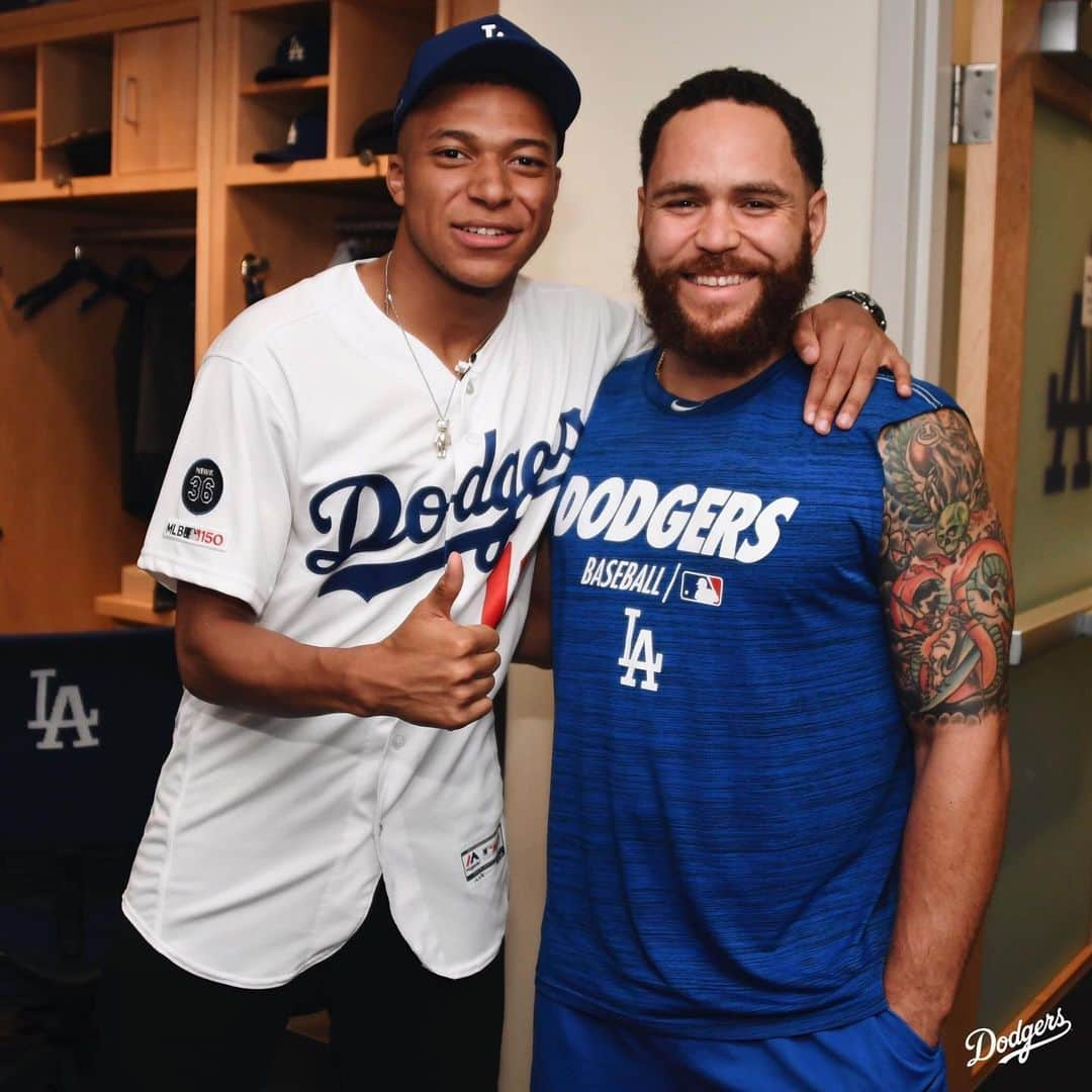 Los Angeles Dodgersさんのインスタグラム写真 - (Los Angeles DodgersInstagram)「First time in LA? @k.mbappe had to stop by Dodger Stadium.」6月17日 5時37分 - dodgers