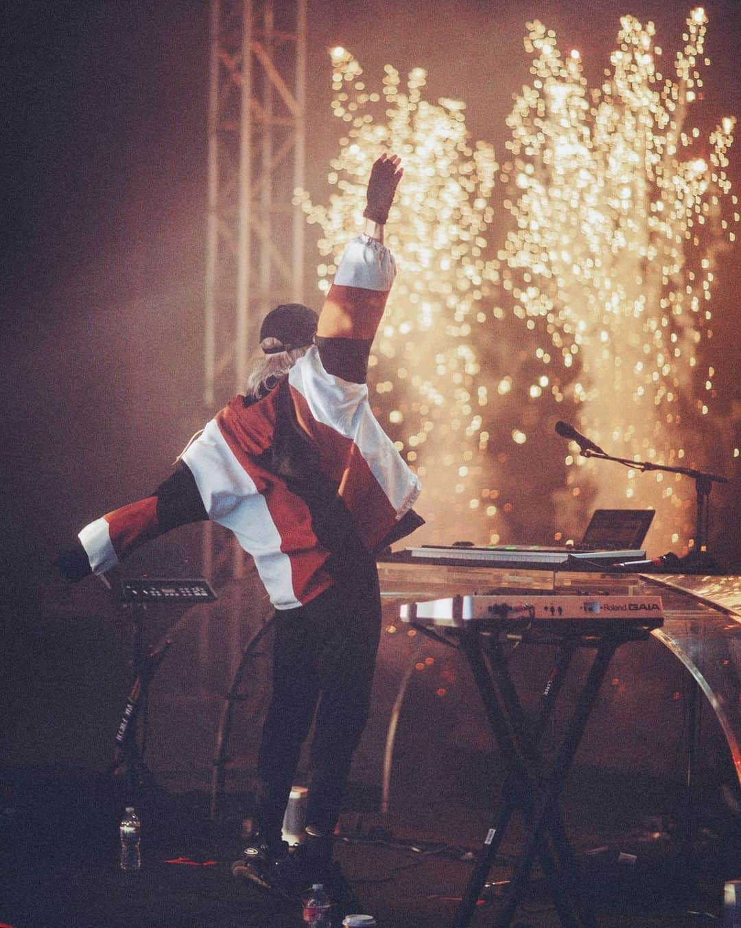 ポーター・ロビンソンのインスタグラム：「second sky day 1 was legitimately one of the best days of my life! i can’t describe how fun it is to be surrounded by my favorite artists and the most lovable audience of all time. thank you!」