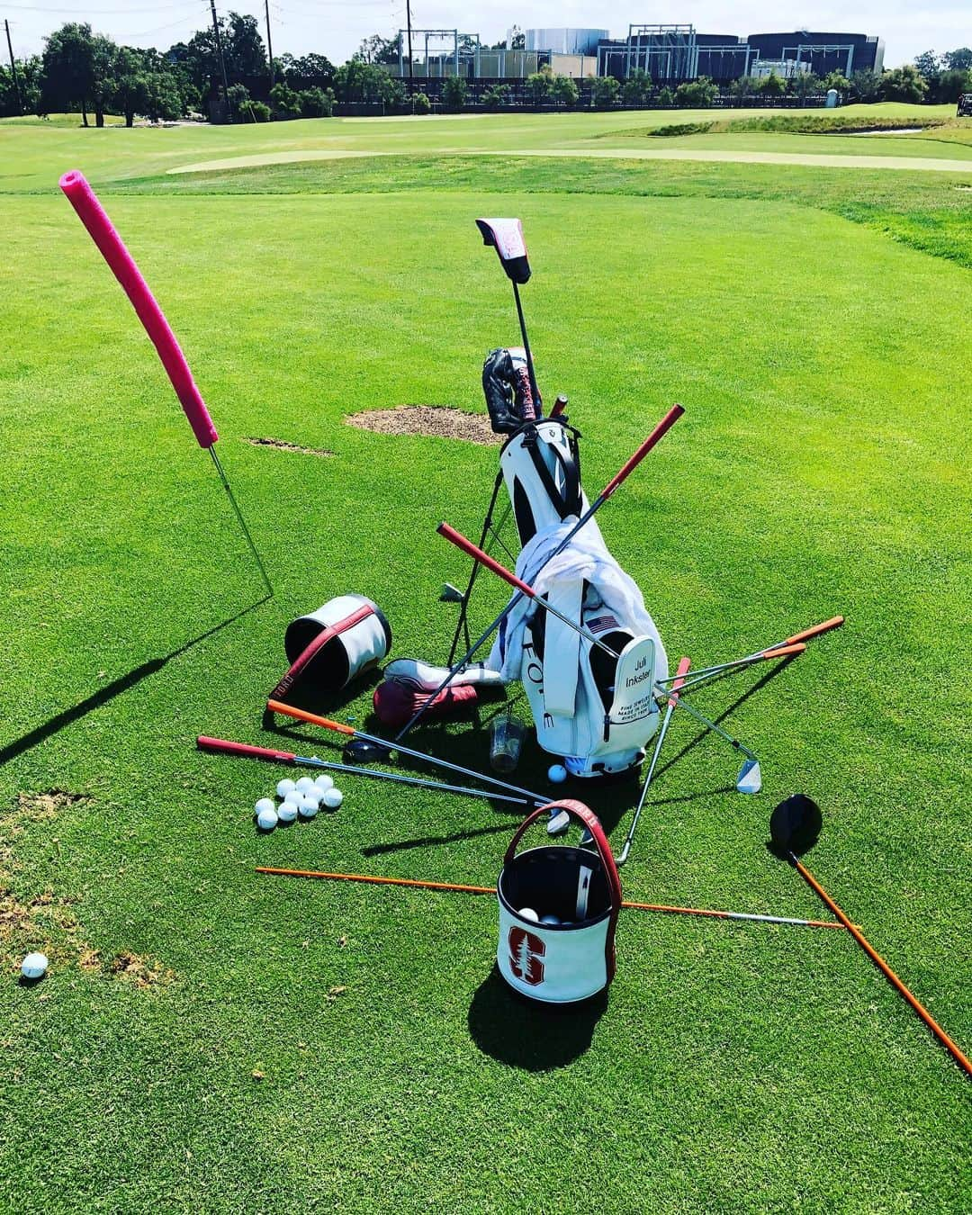 ジュリ・インクスターさんのインスタグラム写真 - (ジュリ・インクスターInstagram)「A little range session . Showing off my golf club organization skills. #probablydoesntshockanyone#happyfathersdaytothedads」6月17日 5時59分 - juliinkster