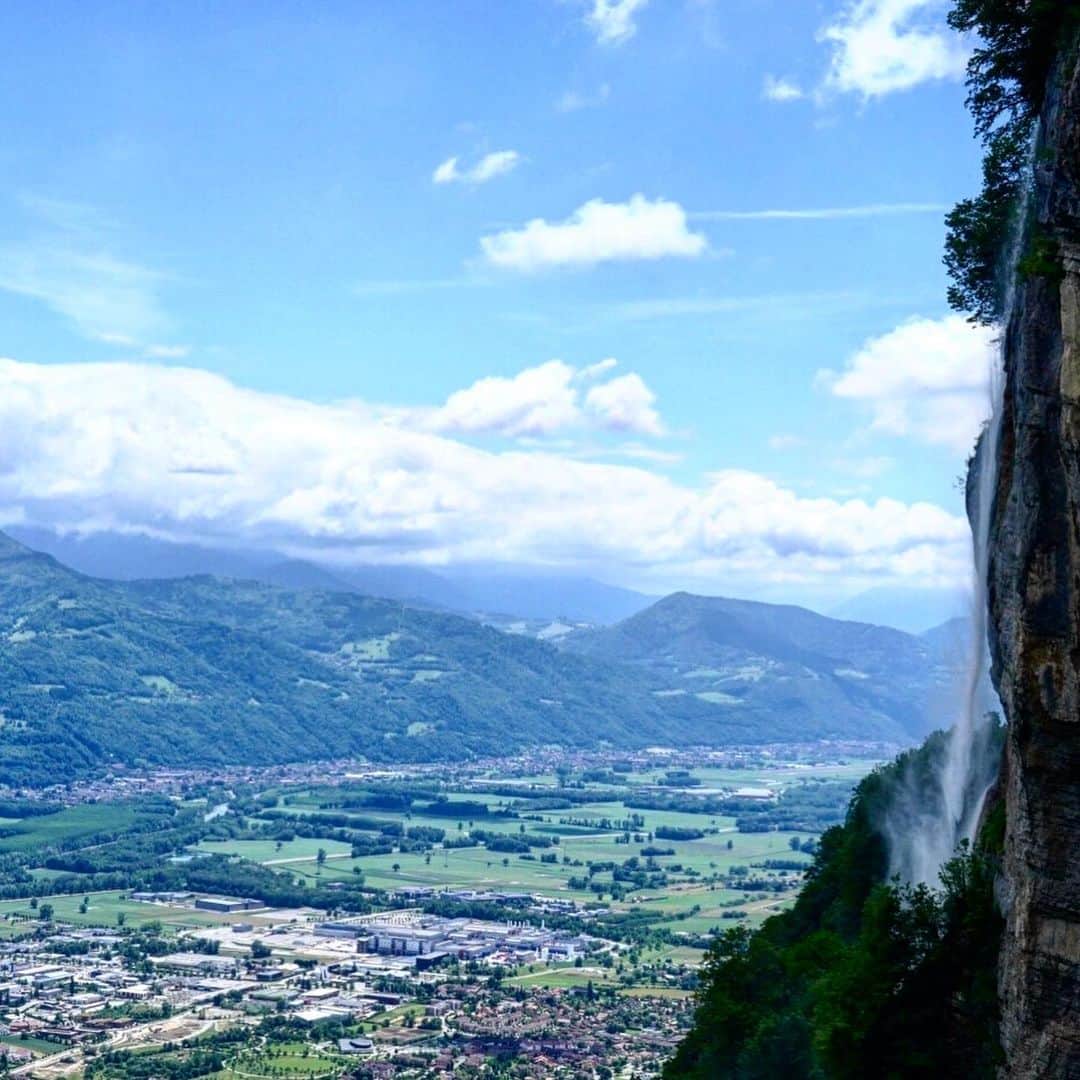 イリース・ケロンド・ナイトさんのインスタグラム写真 - (イリース・ケロンド・ナイトInstagram)「Took a short break away from the crazy of the @fifaworldcup to take in some mountain air 🤓😍 #kellondknightphotography #landscapephotography #frenchalps🇫🇷 @teds_cameras @sonyaustralia」6月17日 6時07分 - elise_kk8