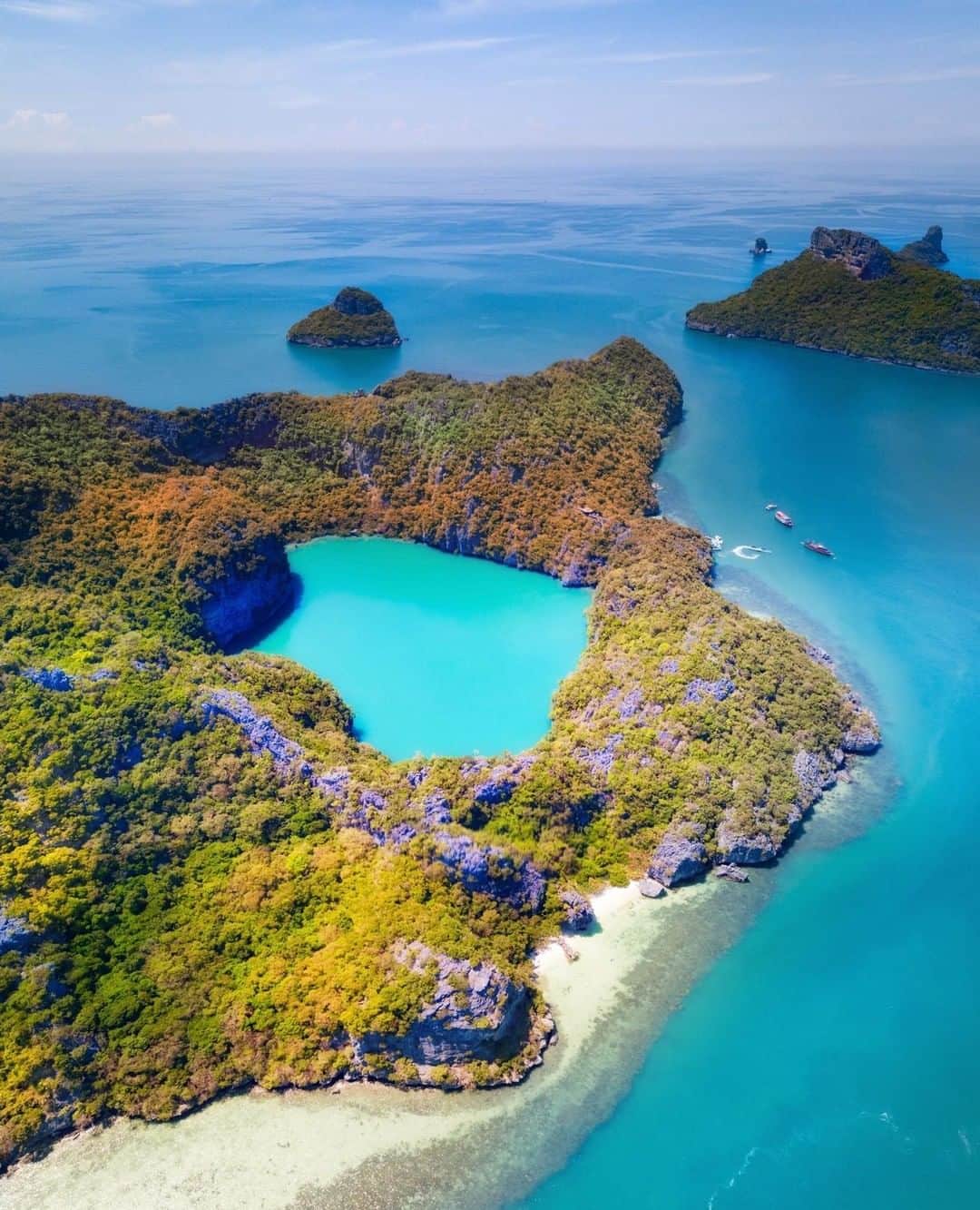 リッツ・カールトンさんのインスタグラム写真 - (リッツ・カールトンInstagram)「Escape to a tropical oasis, and surround yourself with endless blue hues and lush landscapes in #KohSamui. ⁣﻿ ⁣﻿ #Thailand #SoutheastAsia #sunseekers island #bay #coast #aerialphotography #beach #relaxing #escape #peaceful #tropical #travel #travelgram #Instatravel #traveldiaries #RCPartner via – @TreyRatcliff」6月17日 6時00分 - ritzcarlton