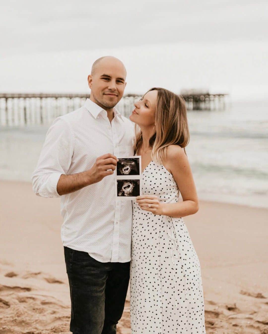 サマンサ・ドロークのインスタグラム：「Happy Father’s Day to this soon-to-be Dad! You’re going to be the BEST Daddy to our sweet baby girl. 💕 The way you are with Max brings pure joy to my heart! He just loves you so much! Thank you for loving him just as much as I do 🐶 #happyfathersday #puppydaddy #daughterdaddy」