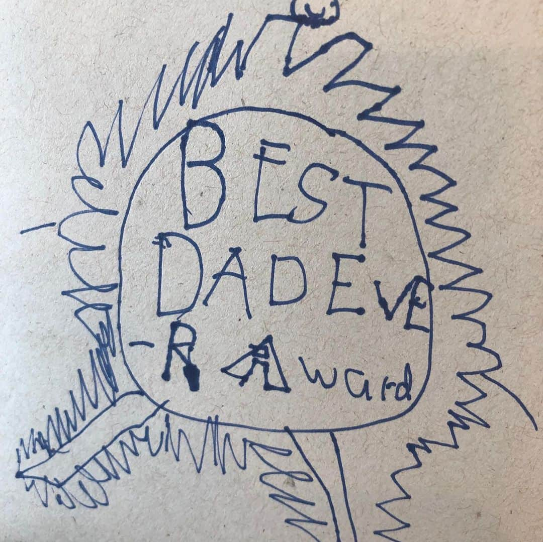 ベン・アフレックのインスタグラム：「Happy Father’s Day to all the father figures out there. I am so lucky that these three incredible humans call me Dad.」