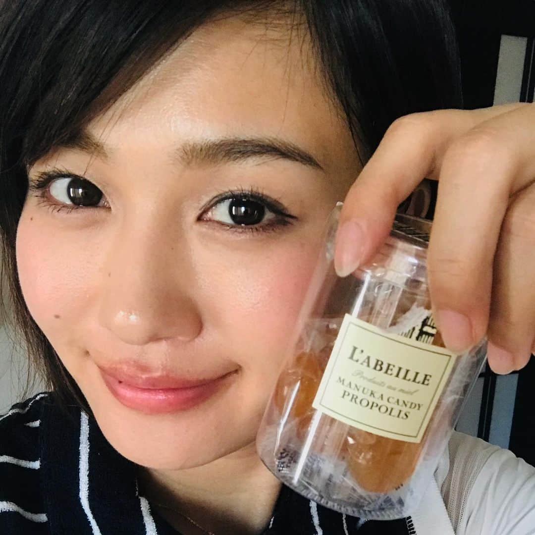 秋吉織栄（宮内かれん）さんのインスタグラム写真 - (秋吉織栄（宮内かれん）Instagram)「全米オープン観てます⛳️ 出かけなきゃいけないけど、シルヴィアにもしがみつかれてます（笑）  き、気になる👀💦💦 このプロポリスマヌカキャンディー美味しい🍬❤️ 疲れもサッサとどっか行って😅💦 行ってきます‼︎😊 皆さま良い一週間を✨✨ 夜は21：00〜生配信♪ #映画ヤロウz  #goodmorning  #行ってきます  #cat  #猫のいる暮らし  #golf  #全米オープン」6月17日 6時12分 - orie.oliiiiie.olivia