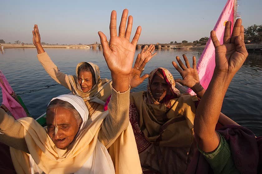 National Geographic Creativeさんのインスタグラム写真 - (National Geographic CreativeInstagram)「Photo by @amytoensing | Widows gather to pray together on a boat ride through the Yamuna River in Vrindavan, India. #India #Women #Community」6月17日 6時13分 - natgeointhefield