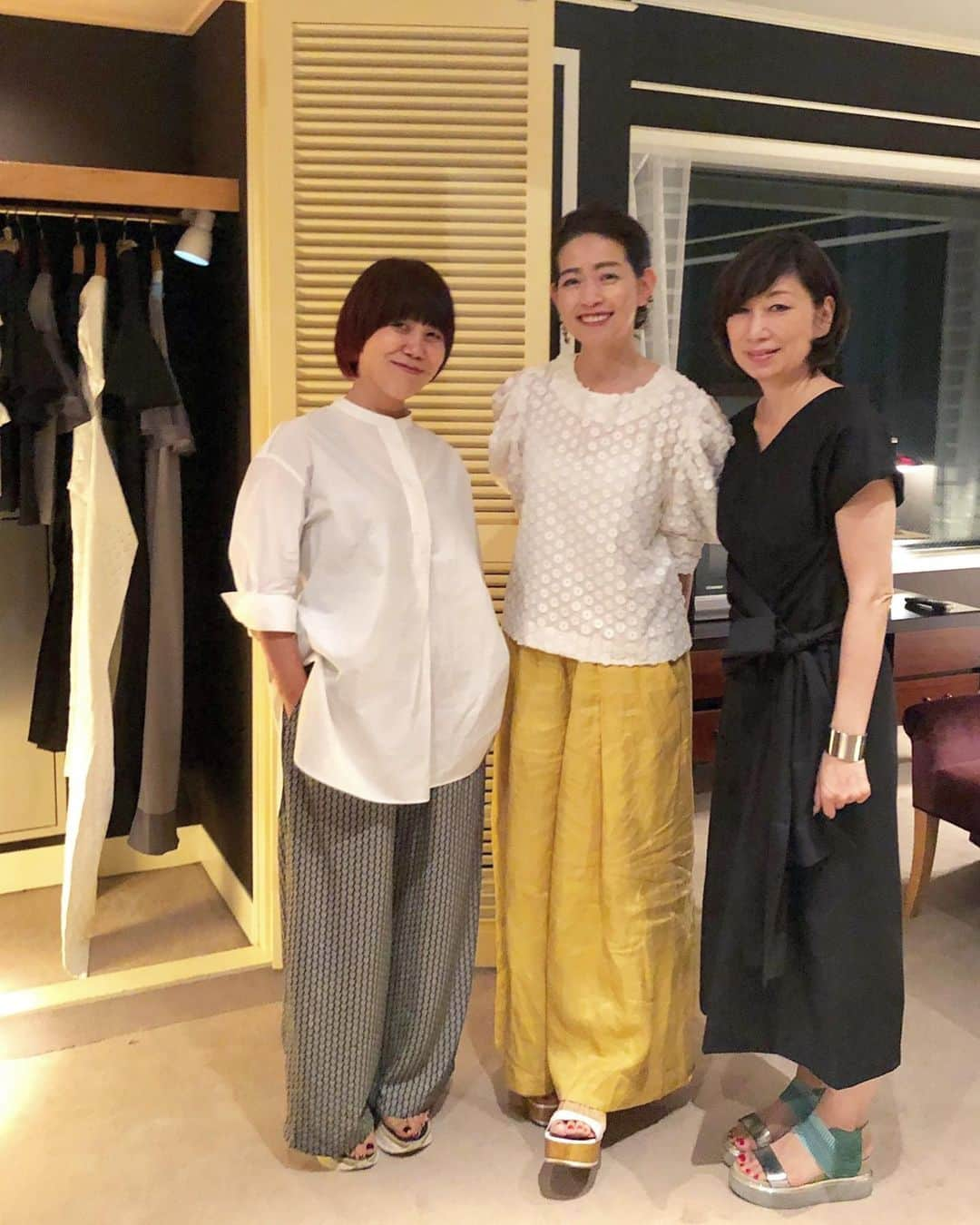 山本浩未さんのインスタグラム写真 - (山本浩未Instagram)「夜『RISHDECO / 2019SS』展示会へ。アクセサリーだけでなく洋服も始めたそうで、今回のテーマは『旅』❣️シワにならない楽チンパンツやスカートなど、テキスタイルもサイズ感も好み😍 一捻りあるデザインが好き💕 #rishdeco」6月17日 6時25分 - hiromicoy