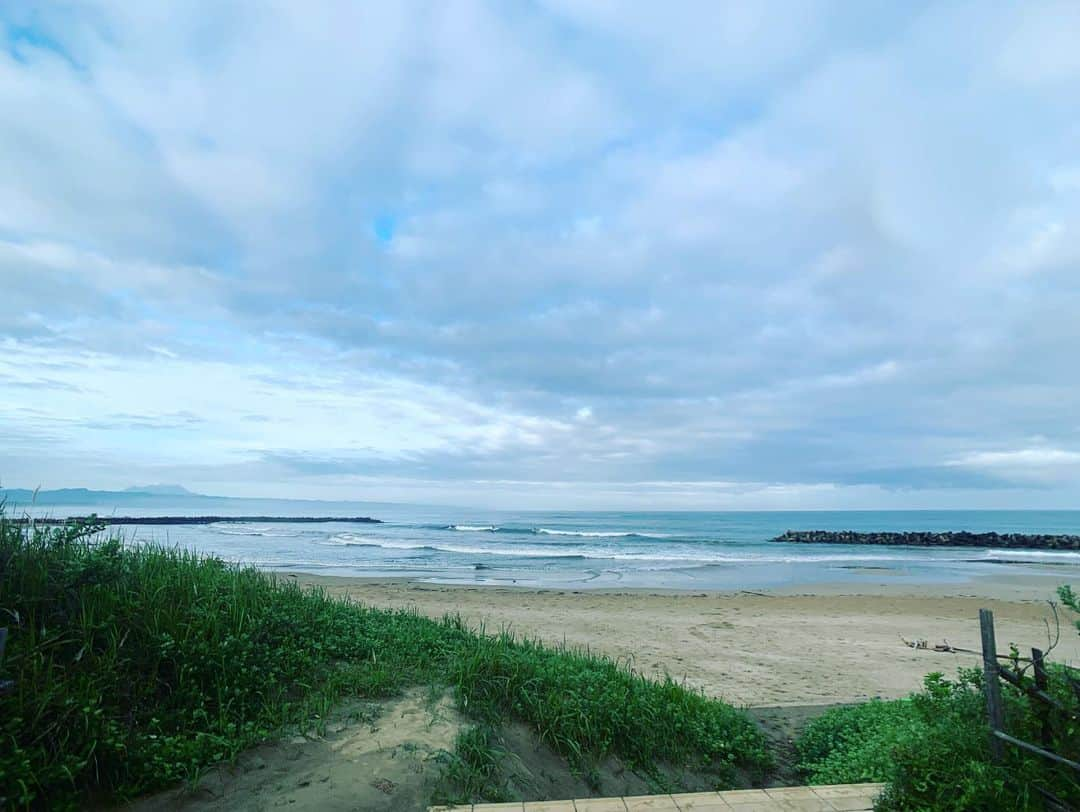 春日潤也さんのインスタグラム写真 - (春日潤也Instagram)「朝一良き🌊波と人に出会い最高な時間になりました🙏 帰ってヨガ🧘‍♂️してご飯食べて @bskk.jp に出勤します💨 #surf #surfing  #朝活」6月17日 6時26分 - junya_kasuga