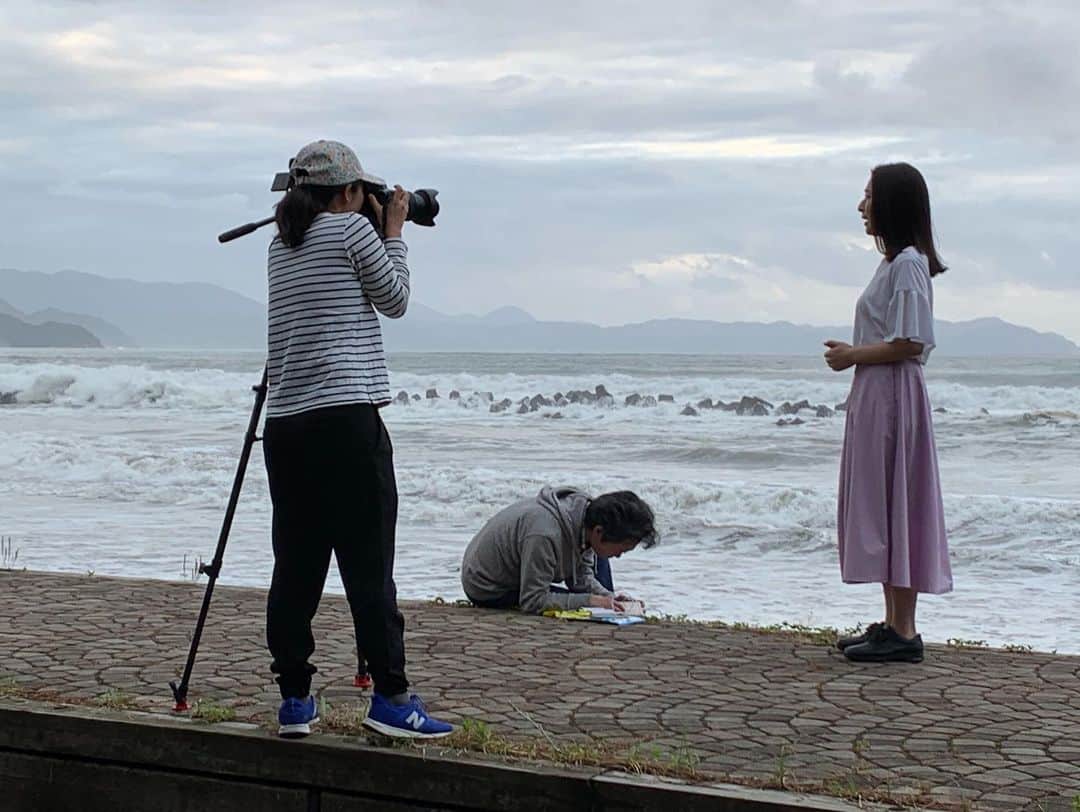 本間愛花さんのインスタグラム写真 - (本間愛花Instagram)「おはようございます 昨日は夕陽だったけど 今日は朝陽をねらって 5時から撮影してきました😄 潮が満ちていて 昨日の太い流木がびしょ濡れだった😆 これ絶対投げたら釣れるよね . 1枚目の写真は、 スタッフとして来てくださっているまいさん✨ . 見て見て、 寒いからって私のギョサンと靴を交換してくれたの😳 やさしい😭 . 素敵な皆さんといい作品にできるよう がんばります💪🏻 . #京都 #舞鶴 #日本海 #kyoto #maizuru」6月17日 6時24分 - aikahonma
