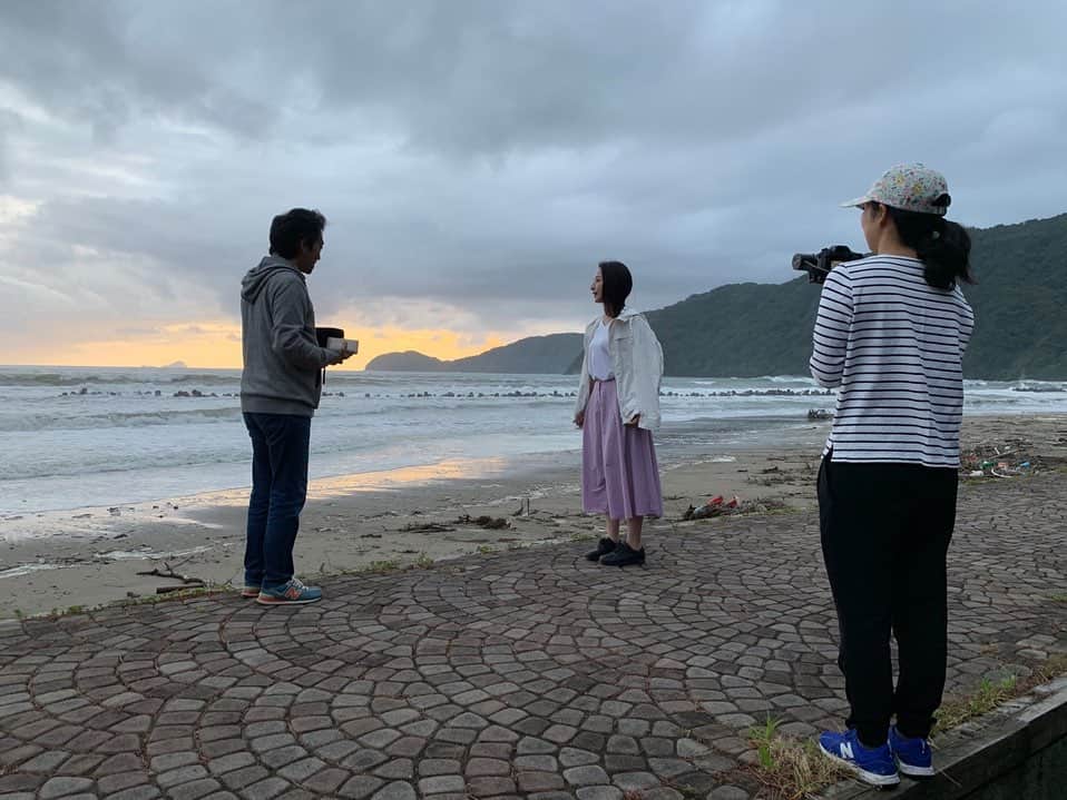 本間愛花さんのインスタグラム写真 - (本間愛花Instagram)「おはようございます 昨日は夕陽だったけど 今日は朝陽をねらって 5時から撮影してきました😄 潮が満ちていて 昨日の太い流木がびしょ濡れだった😆 これ絶対投げたら釣れるよね . 1枚目の写真は、 スタッフとして来てくださっているまいさん✨ . 見て見て、 寒いからって私のギョサンと靴を交換してくれたの😳 やさしい😭 . 素敵な皆さんといい作品にできるよう がんばります💪🏻 . #京都 #舞鶴 #日本海 #kyoto #maizuru」6月17日 6時24分 - aikahonma