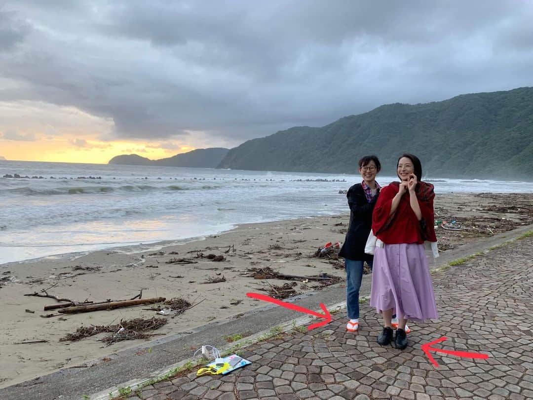 のインスタグラム：「おはようございます 昨日は夕陽だったけど 今日は朝陽をねらって 5時から撮影してきました😄 潮が満ちていて 昨日の太い流木がびしょ濡れだった😆 これ絶対投げたら釣れるよね . 1枚目の写真は、 スタッフとして来てくださっているまいさん✨ . 見て見て、 寒いからって私のギョサンと靴を交換してくれたの😳 やさしい😭 . 素敵な皆さんといい作品にできるよう がんばります💪🏻 . #京都 #舞鶴 #日本海 #kyoto #maizuru」