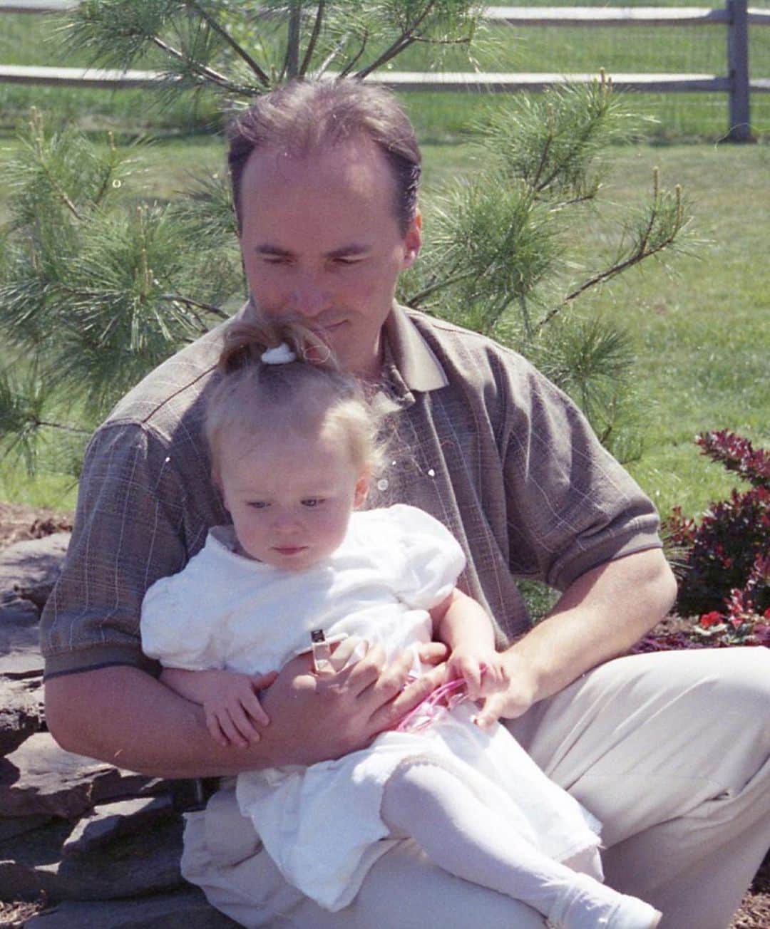 サブリナ・カーペンターのインスタグラム：「everyone seems to think you look like jerry russo  happy father’s day」