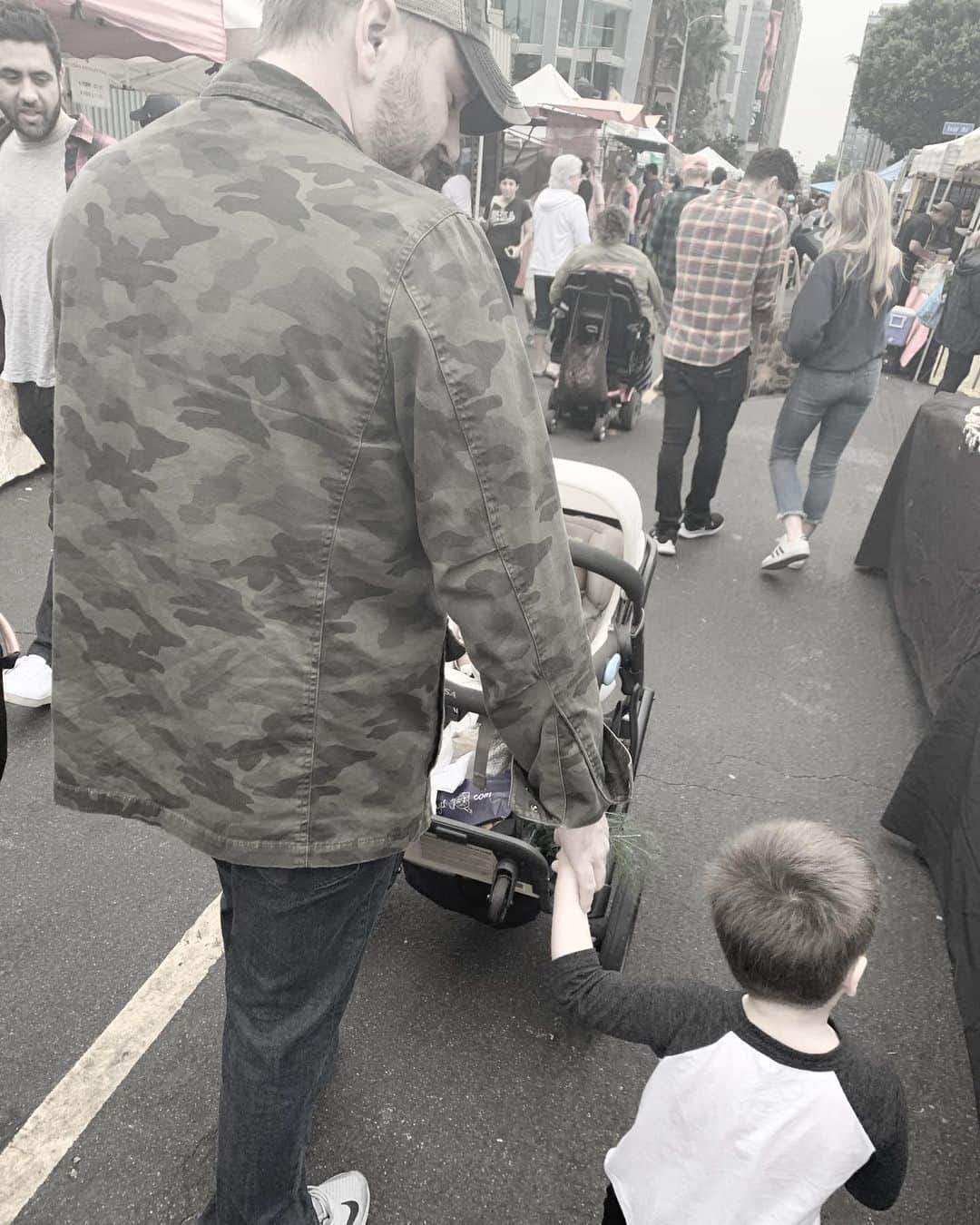 レイチェル・レフィブレのインスタグラム：「To the man who comes home after working sixteen hours and stays up with the baby because he knows I need a break; who wants to hold our son’s hand AND push our daughter in the stroller while navigating the crowded farmer’s market; who cooks all week at work and still makes the baby food from scratch; who fixes everything around the house and tends our garden on his one day off; who loves me more fiercely than I ever feel I deserve; who does it all without ever, ever asking for a thank you: THANK YOU. Happy Father’s day, baby. @chriscrary ❤️」