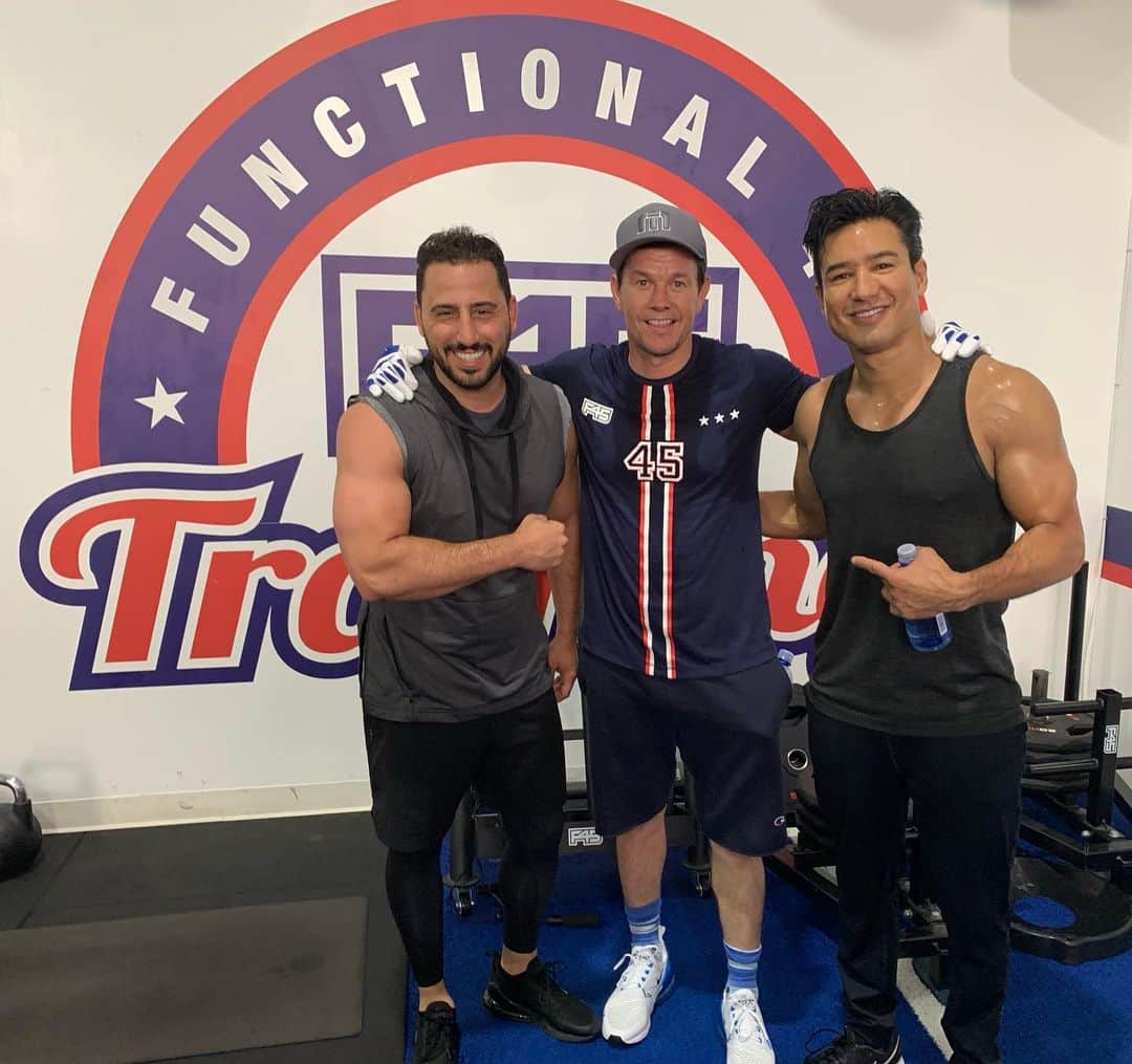 マーク・ウォールバーグさんのインスタグラム写真 - (マーク・ウォールバーグInstagram)「Happy Father’s Day workout at @f45_training ❤️💪🏼 My guy @mariolopez is a beast!」6月17日 6時32分 - markwahlberg