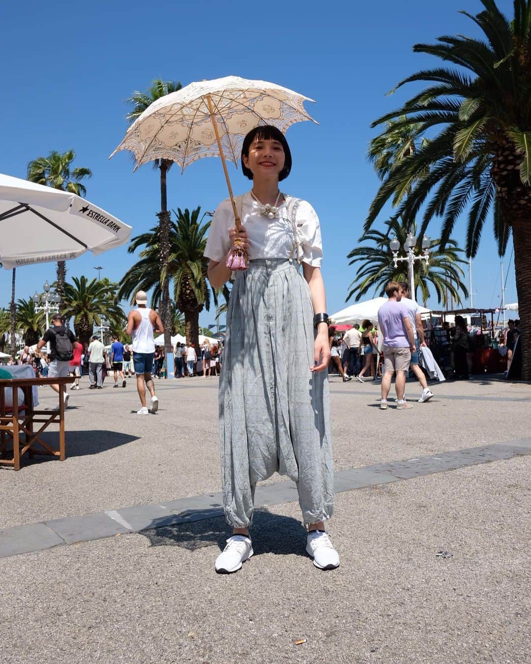 米田有希さんのインスタグラム写真 - (米田有希Instagram)「Lost & Found market @lostfoundmarket  へ行ってきましたー🌴 いつもはFrancia駅の構内でやっていることが多いのだけれど、今回はマリーナの方での開催でした。 . 実は今日、バルセロナに引っ越してきて初めて日傘をさしました！ 日傘さしてる人あまりいないのでさすタイミングを失い、お気に入りだったのにずーっとしまってあった日傘。 「今日はさすぞっ！」と気合いを入れて持ってきたものの、なかなかさせず… そしたら、この会場にはおしゃれで和傘をさしている人がいて、わたしも勇気を出してさしました😂 さしたら「なんてきれいな傘！」と知らない人に褒められてうれしかった🥰 . 今日は三女と息子が同行。(長女次女は行かなーいって😓) 三女の脚がまっすぐで細くてうらやま！ . 今日のわたしの服. Pants/ @omas_hande  Necklace,Bangle/ @petiterobenoire_official  Tee/ @mango  Shoes/ @newbalance」6月17日 6時34分 - akiyoneda