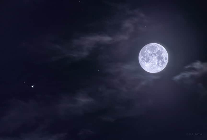 KAGAYAさんのインスタグラム写真 - (KAGAYAInstagram)「本日未明の月と木星です。 木星のそばに直線上に並んだ4つの星々は木星の4大衛星。 2枚目は夜明けに沈むころ、淡い彩雲に包まれたようすです。 あまりに幻想的で見とれました。 （東京にて望遠鏡を使って撮影） #moon #月」6月17日 6時37分 - kagaya11949