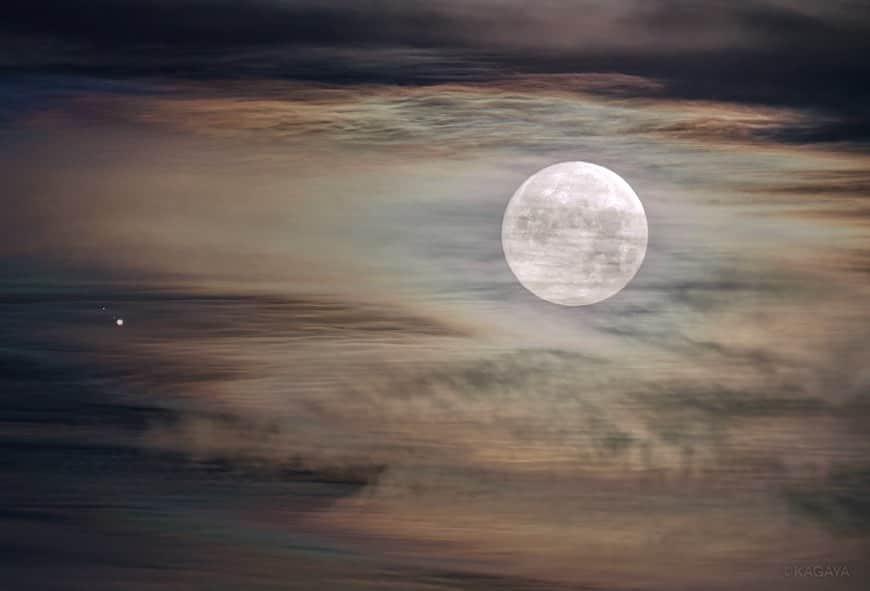 KAGAYAさんのインスタグラム写真 - (KAGAYAInstagram)「本日未明の月と木星です。 木星のそばに直線上に並んだ4つの星々は木星の4大衛星。 2枚目は夜明けに沈むころ、淡い彩雲に包まれたようすです。 あまりに幻想的で見とれました。 （東京にて望遠鏡を使って撮影） #moon #月」6月17日 6時37分 - kagaya11949