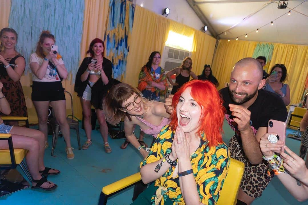 ヘイリー・ウィリアムスさんのインスタグラム写真 - (ヘイリー・ウィリアムスInstagram)「@gooddyeyoung’s Bougie Roo Salon at @bonnaroo was slammed all weekend. it’s addicting to see people look into the mirror and smile at themselves. also, no surprise here but @colormebrian is incredible at what he does. not only does he make people look so good but they feel good when they get out of his chair. (just look at @ohjustemily’s face here !!) i love running a company with my best friend. photo by @lindseybyrnes #SOSL」6月17日 6時37分 - yelyahwilliams