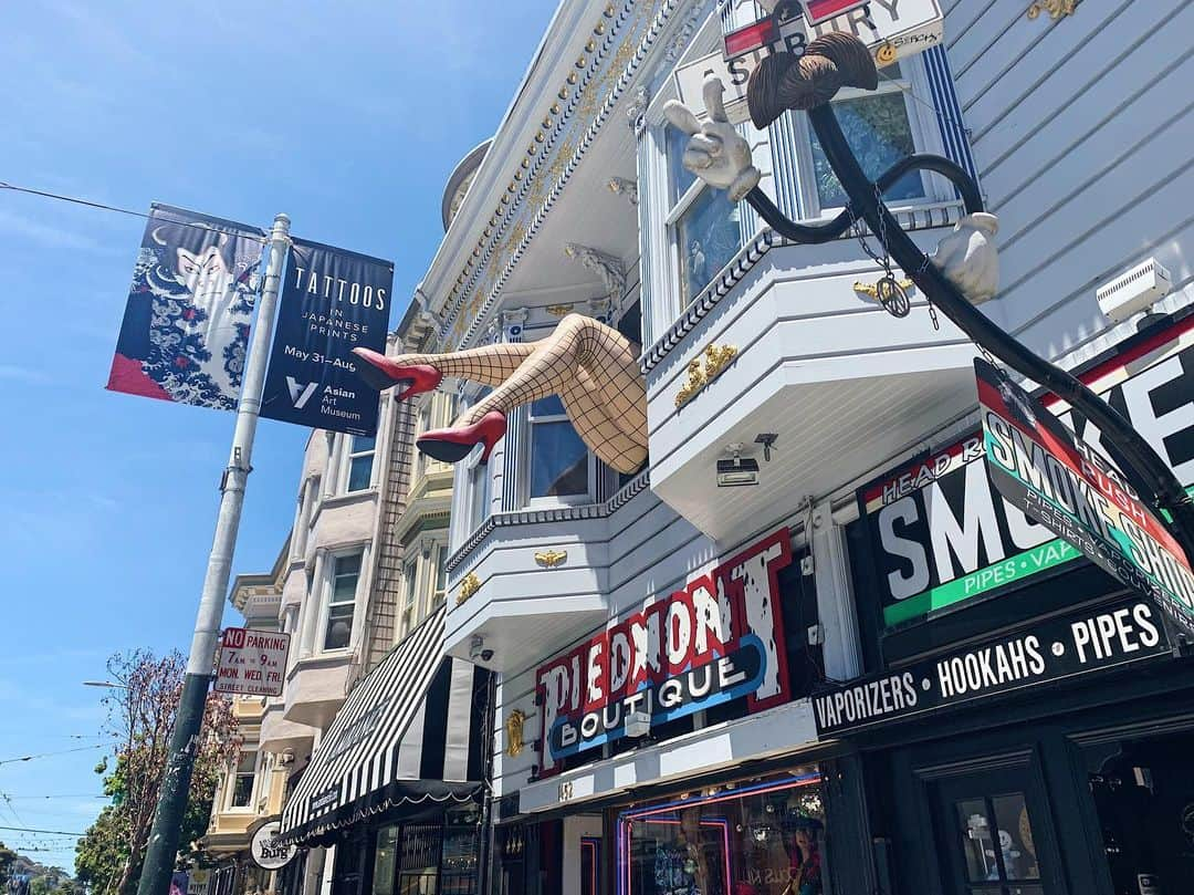 SHIZUKAさんのインスタグラム写真 - (SHIZUKAInstagram)「. この前のサンフランシスコ旅行まとめ✈️ My trip to San Francisco! (See below for the English ver.) . 1枚目: #ユニオンスクエア にあるLori’s Dinner🍴 ご飯はイマイチだけどお店が本当に可愛いのでカフェ利用におススメ笑 . 2枚目: #フィッシャーマンズワーフ 海辺にレストランとかお土産やさんがたくさん並んでる観光スポット！ #fogharborfishhouse でカニ食べた🦀 野生のアザラシが見れるよ〜 . 3枚目: #モントレーベイ水族館  ずっと行ってみたかった世界で一番大きい水族館。私が好きならっこを保護してるので有名なんだよ！水族館の近くにらっこの服しか売ってない店があって感動した、、。らっこにスポットライトが当たる場所なんてここしかない。 . 5枚目: #ジャパンタウン なんかよくわからなかったけど五重塔みたいなのとかあったよ！写真忘れた！！！ここで食べたラーメンがこの旅で蟹の次に美味しかった、、 . 6枚目: #チャイナタウンサンフランシスコ にあるフォーチューンクッキー工場？ その場で作ってるやつ試食できる！フォーチューンクッキー美味しいって思ったの初めてだったな . 8枚目: #ヘイトアシュベリー 古着屋さんやブティックしかないストリート。女子旅だったら絶対行くべき！ . 9枚目: #ゴールデンゲートブリッジ とにかく寒かった記憶しかない . 10枚目: #ユニオンスクエア にあるシンボル❤️ 私の住んでる街とは違って何もかもがかっこよかったな〜 . . . 🦋🦋🦋🦋 . . No.1 : Lori’s Dinner at downtown San Francisco. Food alright, interior design awesome! Lol . No.2 : #FishermansWharf You can see wild sea lions here. This great sea food restaurant is #FogHarborFishhouse .  No.3 : #MontereyBayAquarium The biggest aquarium in the world! I always dreamed to go to this place. Finally ❤️ . No.5 : #Japantownsf  That was unique for me, Japanese lol . No.6 : #GoldenGateFurtuneCookieFactory #ChinaTownSF . No.8 : #HaightAshbury Girls must go there. Bunch of boutiques! . No.9 : #GoldenGateBridge . No.10 : #UnionSquere I love this city❤️」6月17日 6時38分 - shizuka_bassplayer