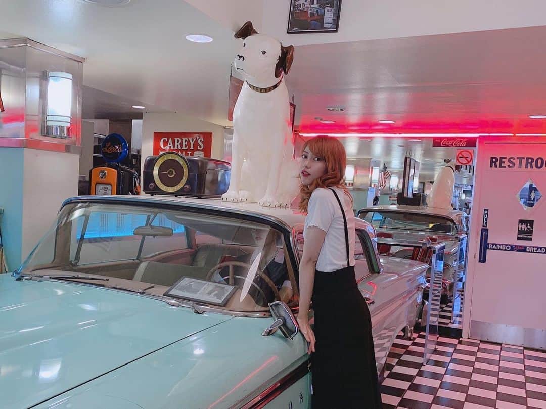 SHIZUKAのインスタグラム：「. この前のサンフランシスコ旅行まとめ✈️ My trip to San Francisco! (See below for the English ver.) . 1枚目: #ユニオンスクエア にあるLori’s Dinner🍴 ご飯はイマイチだけどお店が本当に可愛いのでカフェ利用におススメ笑 . 2枚目: #フィッシャーマンズワーフ 海辺にレストランとかお土産やさんがたくさん並んでる観光スポット！ #fogharborfishhouse でカニ食べた🦀 野生のアザラシが見れるよ〜 . 3枚目: #モントレーベイ水族館  ずっと行ってみたかった世界で一番大きい水族館。私が好きならっこを保護してるので有名なんだよ！水族館の近くにらっこの服しか売ってない店があって感動した、、。らっこにスポットライトが当たる場所なんてここしかない。 . 5枚目: #ジャパンタウン なんかよくわからなかったけど五重塔みたいなのとかあったよ！写真忘れた！！！ここで食べたラーメンがこの旅で蟹の次に美味しかった、、 . 6枚目: #チャイナタウンサンフランシスコ にあるフォーチューンクッキー工場？ その場で作ってるやつ試食できる！フォーチューンクッキー美味しいって思ったの初めてだったな . 8枚目: #ヘイトアシュベリー 古着屋さんやブティックしかないストリート。女子旅だったら絶対行くべき！ . 9枚目: #ゴールデンゲートブリッジ とにかく寒かった記憶しかない . 10枚目: #ユニオンスクエア にあるシンボル❤️ 私の住んでる街とは違って何もかもがかっこよかったな〜 . . . 🦋🦋🦋🦋 . . No.1 : Lori’s Dinner at downtown San Francisco. Food alright, interior design awesome! Lol . No.2 : #FishermansWharf You can see wild sea lions here. This great sea food restaurant is #FogHarborFishhouse .  No.3 : #MontereyBayAquarium The biggest aquarium in the world! I always dreamed to go to this place. Finally ❤️ . No.5 : #Japantownsf  That was unique for me, Japanese lol . No.6 : #GoldenGateFurtuneCookieFactory #ChinaTownSF . No.8 : #HaightAshbury Girls must go there. Bunch of boutiques! . No.9 : #GoldenGateBridge . No.10 : #UnionSquere I love this city❤️」