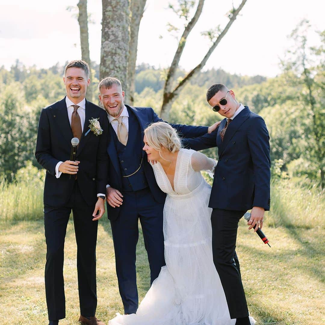 クリストファー・ピーターソンのインスタグラム：「Mrs & Mr Guidetti! Äntligen. Vilken helg, bilden summerar en del av helgen (skratt) men uttropstecknet var kärlek. En så klar o stark sådan. Tack för vi fick vara där och uppleva detta, ett minne för livet! Älskar er @johnguidetti & @sannadahlstrom_」