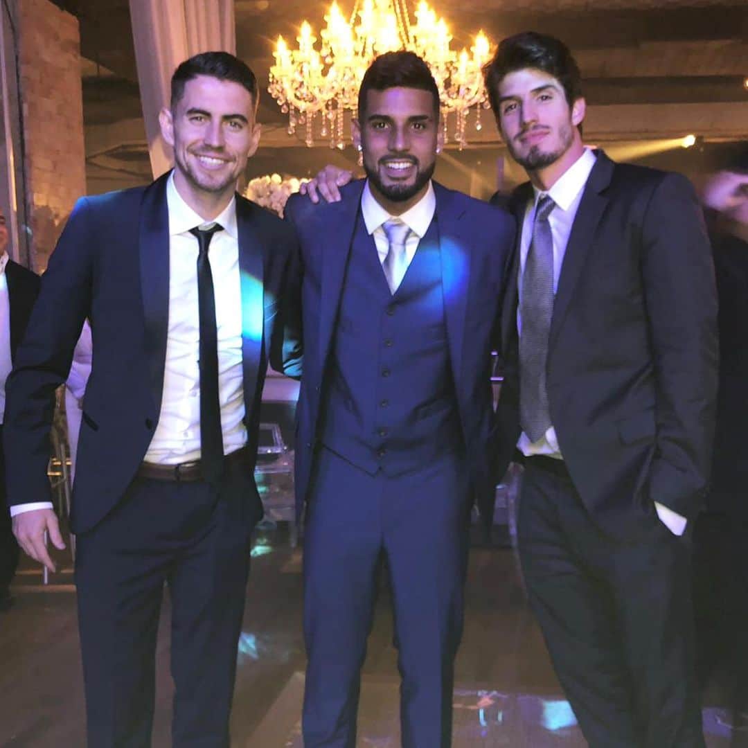 グスタヴォ・ルーカス・ドミンゲス・ピアソンのインスタグラム：「Trio alegria no casamento desse muleque maravilhoso @emersonpalmieri33 você sabe que desejo toda a alegria do mundo pra você e pra isa, muita saúde e muito amor sempre irmão ♥️」