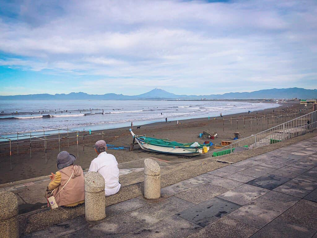 つるの剛士さんのインスタグラム写真 - (つるの剛士Instagram)「おはようございます！ 皆さん今日もご活躍を。 いってらっしゃい いってきます！  #藤沢 #鵠沼海岸 #富士山 全開  #つるカメラ」6月17日 6時57分 - takeshi__tsuruno