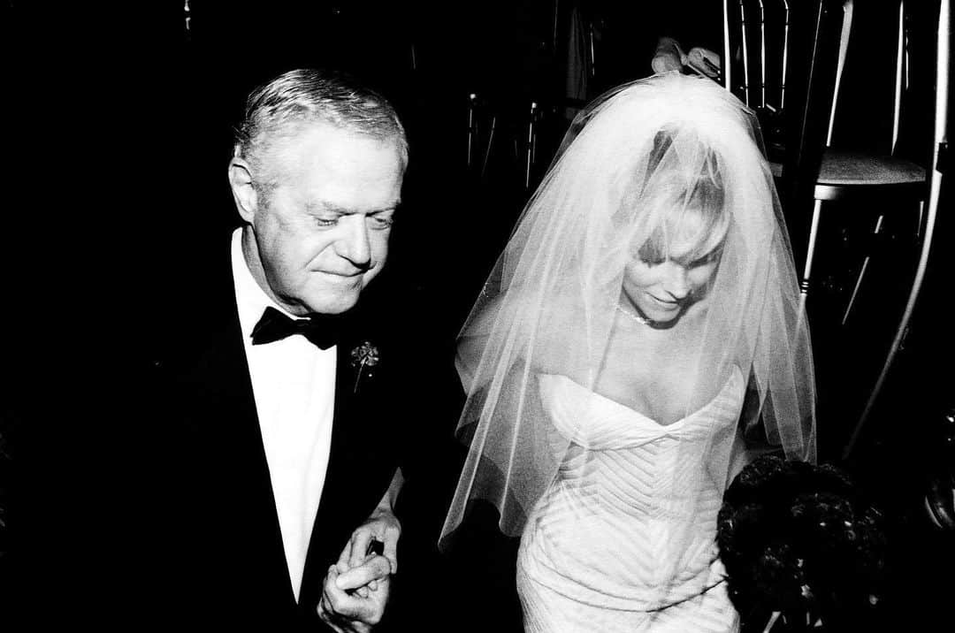 メアリー・マコーマックのインスタグラム：「Thank you for always being there to hold my hand. Xo Bell」